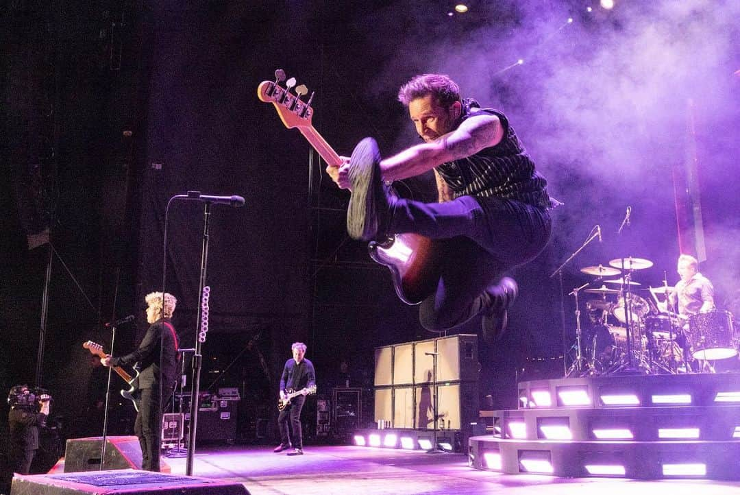 Green Dayさんのインスタグラム写真 - (Green DayInstagram)「Arizona ❤️🔥🥵 You were lit😜 #inningsfestival #greenday 📸 @paranoidtrooper」2月27日 2時02分 - greenday