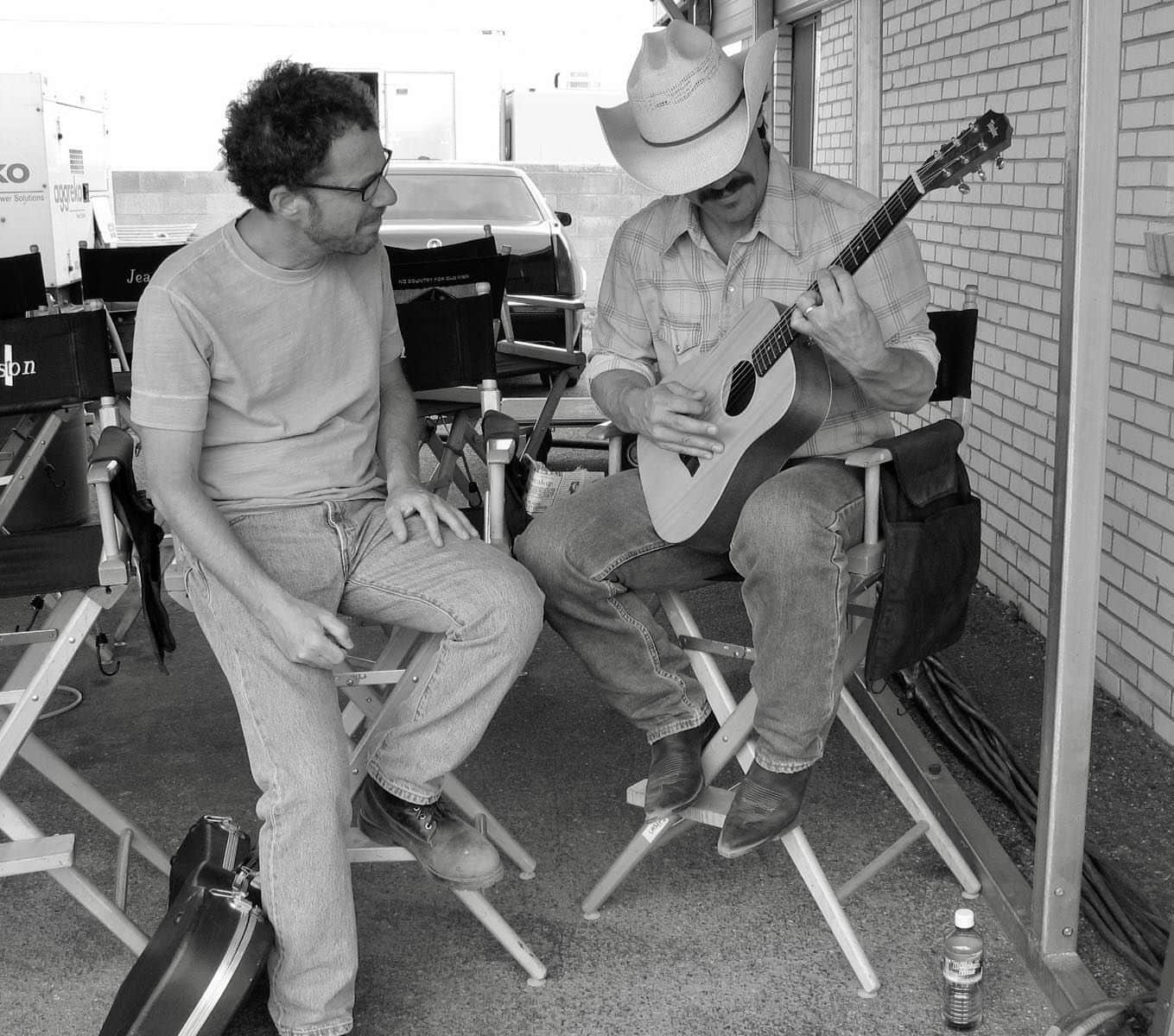 ジョシュ・ブローリンのインスタグラム：「Showing Ethan Coen that a guitar makes noise and that you can place your fingers in certain places along what they call ‘the neck’ to create languages that make certain parts of your body move involuntarily.  This was right before he started moving, involuntarily. #nocountryforoldmen #between shots #backwhenmovieswereworkingclass」