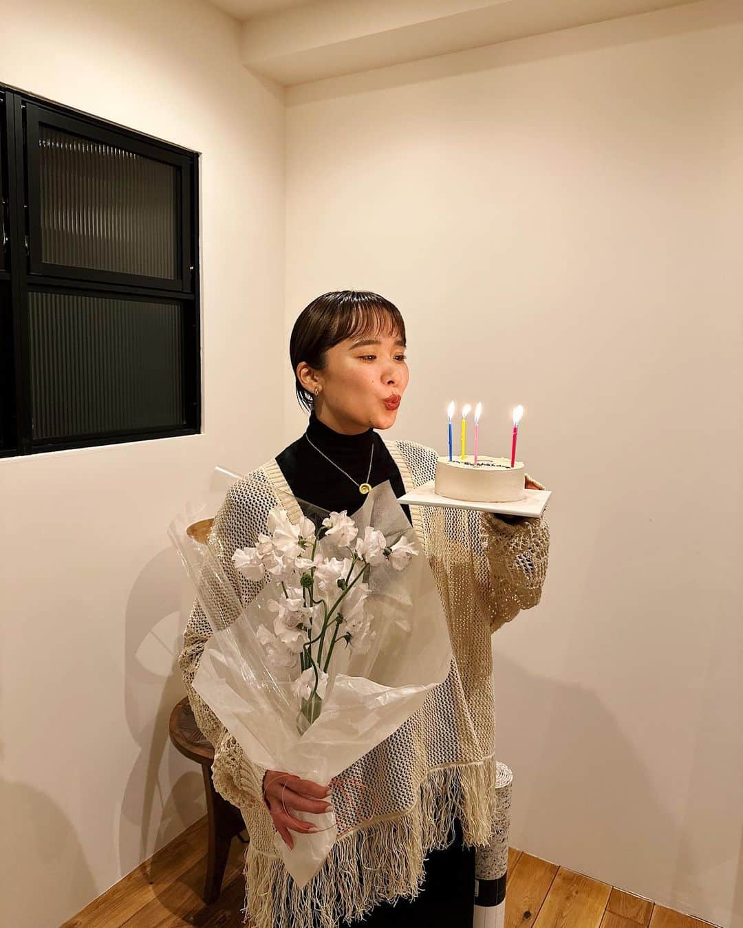 上杉圭哉のインスタグラム：「今、ソファで寝ている奥さんへ  2月の想い出🫶🏻 誕生日おめでとう🎂  出会って4回目の誕生日。　 一つ一つ年齢を重ねるごとに可愛さよりも増して綺麗になっているうちの奥さん。  それは才能や元から持っているものだけじゃなくて、誰も見ていないところでしぬほど食べたいお菓子や甘いものを我慢したり、運動したりファスティングしたり、きれいになる努力を人一倍しているからやと思う。一番近い存在でみてるからわかる。 #格闘技選手の減量をみているようです （ダイエット期間から解放された時の暴食は凄まじいが爆）  仕事もダイエットもほんまにそのストイックさは凄いと思ってるし、自分が今花屋を始めたから、より凄さを感じたというか、1人の仕事人として尊敬でしかない。  ほんまにいつも刺激もらってます😯  最近は正直2人で遊びに行く日も減ったし、会話も昔より少なくなったし、インスタにも載せること少なくなっちゃったけど、 変わらずずっと人生の相棒として一緒にいたい人、これからも2人でしかできないこと沢山して、自分なりの愛で大切にしたい。  あまりこーいう自分の気持ちはSNSで書かないほうがいいかな？って思ってたけど、今日だけはたくさん書かしてください😉  あっでも人生で後73回はお祝いするからこの辺にしておきます🕺  #誕生日#おめでとう #奥さん #プレゼント #喜んでくれてよかった  #100歳まで祝います #100歳の誕生日は #77回目祝っていることになる #ラッキー77 #だからなに #ポンコツ旦那より」