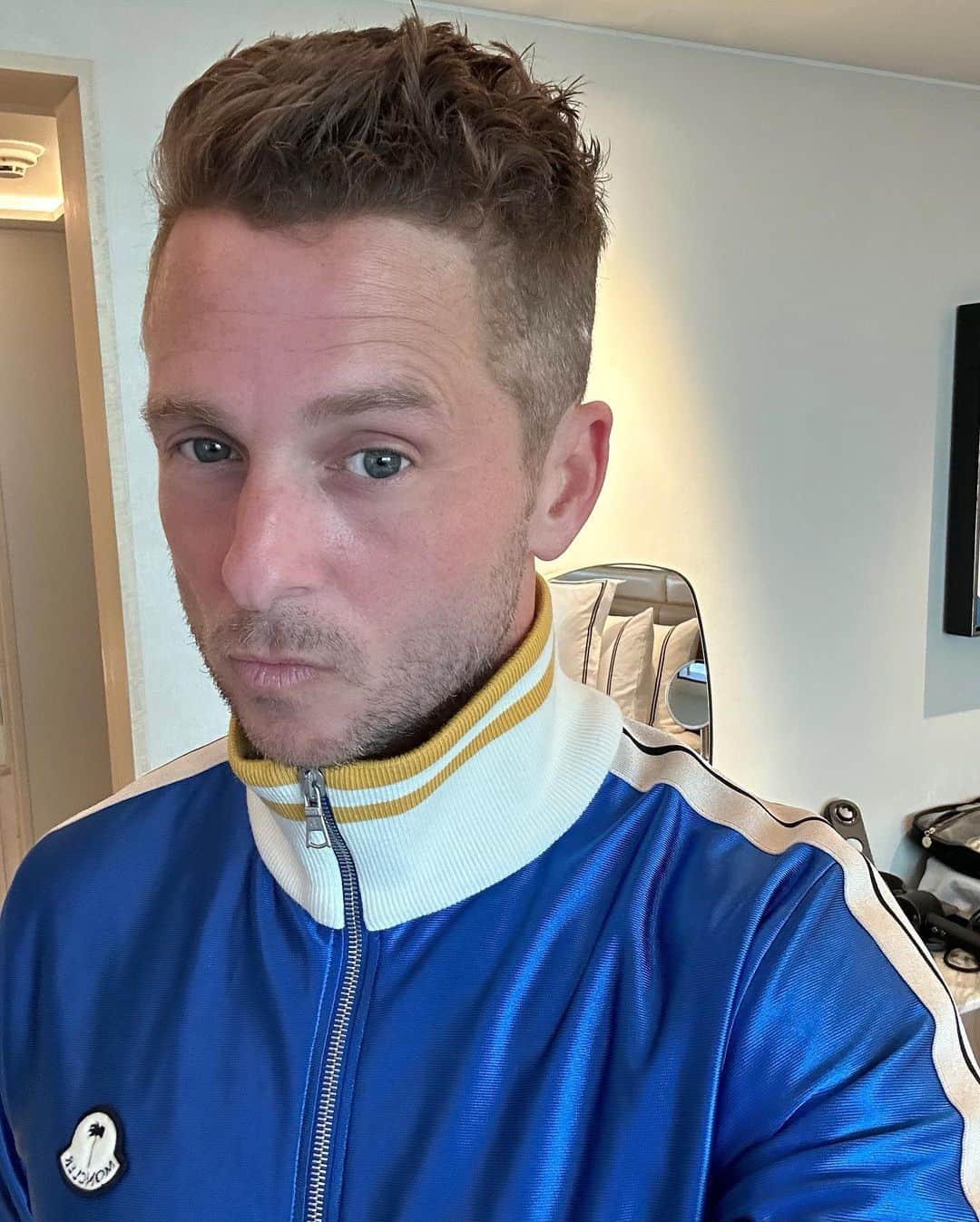 ライアン・テダーさんのインスタグラム写真 - (ライアン・テダーInstagram)「Day 1 of 3, Singapore……. Hair chops & high elevation shoots…..」2月27日 2時36分 - ryantedder