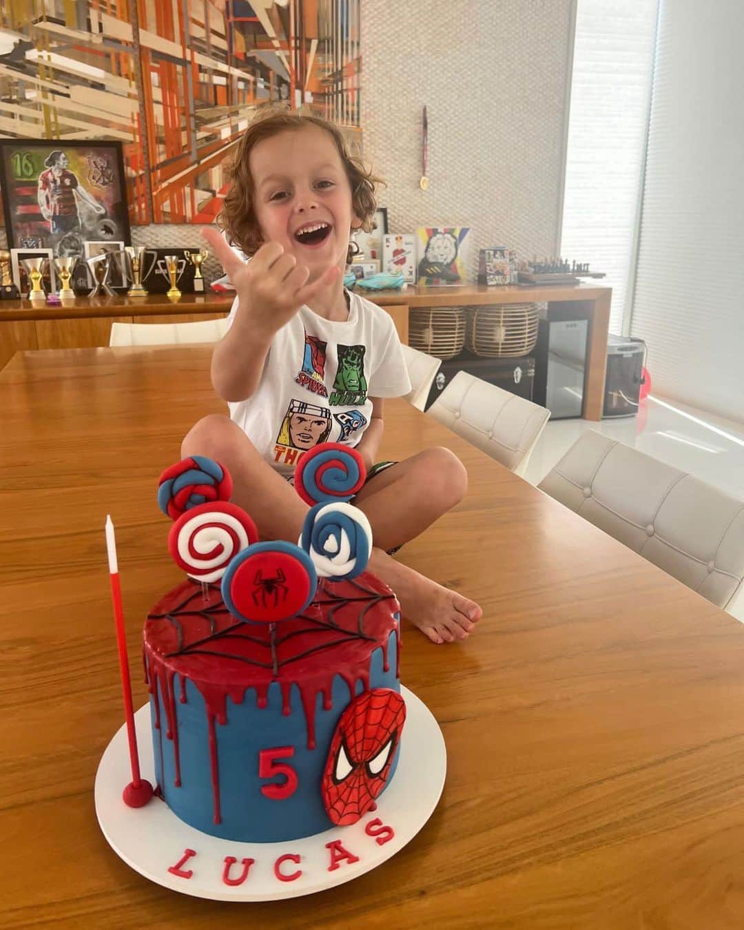 フィリペ・ルイスのインスタグラム：「Feliz aniversário Lucas. Meu super herói, que sonha em ser spiderman pra ajudar as pessoas, e enche nossa vida de amor e alegria.  Obrigado Deus, por abençoar a vida desse menino maravilhoso. ❤️ 5 anos. 26/2」