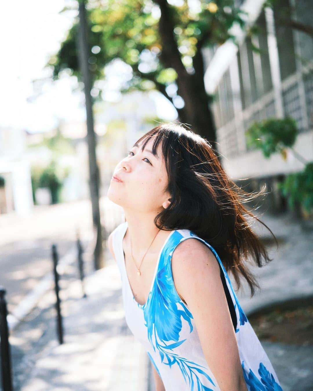 里咲りさのインスタグラム：「風が気持ちよかったです！  When I feel the wind, I feel like I can find myself.  飯田エリカさんに撮影していただいた沖縄フォトブック、3/6発送予定です！ ストーリーズのリンクから里咲りさ公式通販でお求めください！  #沖縄 #那覇 #風 #写真 #社長 #okinawa #naha」