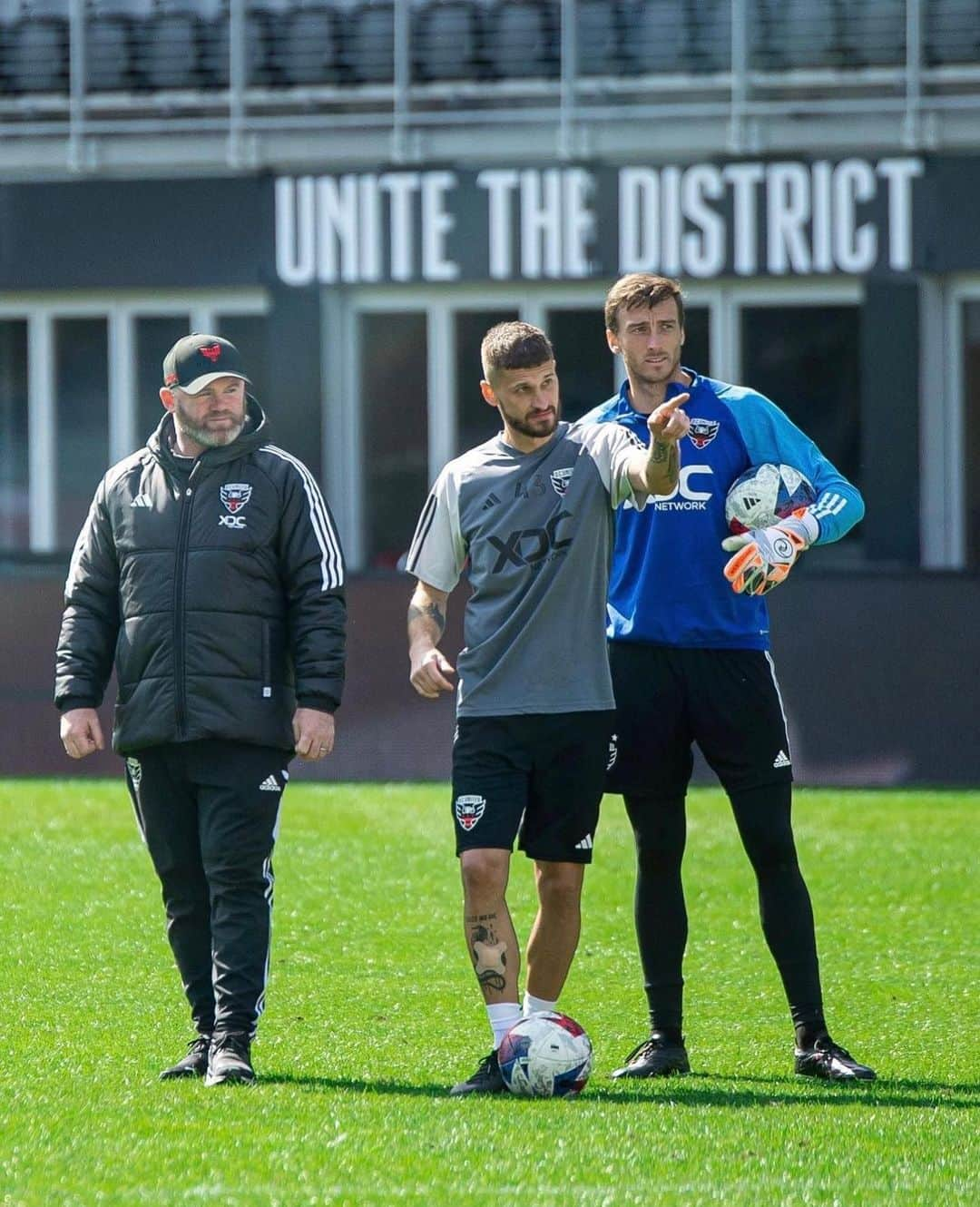 ウェイン・ルーニーさんのインスタグラム写真 - (ウェイン・ルーニーInstagram)「Bottom corner 👀👌Delighted for the lads. They’ve been brilliant throughout pre-season and have been rewarded for the hard work. 🙌🔴⚫️ @dcunited」2月27日 2時52分 - waynerooney