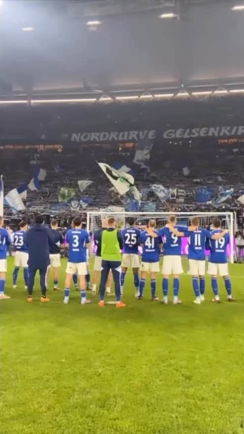 ゲーラルド・アサモアのインスタグラム：「GEMEINSAM 💙🤍🙏🏿  #eineliebedieniemalsendet #s04 @s04」