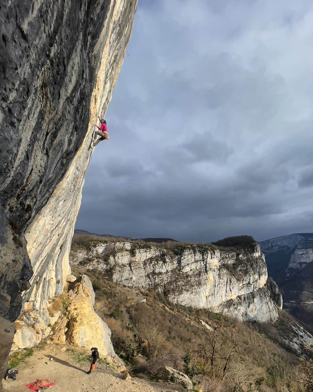 ニナ・カプレツのインスタグラム：「Never getting old, Tina Dalle, a perle of France! Merci @fanatic.climbing pour la bonne journee dehors sous les flocons neige ❄️  #vercors #rockclimbing #lovelife   @petzl_official @arcteryx @scarpaspa」