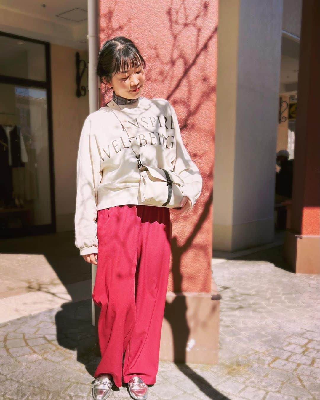 巴田みず希のインスタグラム：「2枚目となるカバー曲アルバムが2/25に無事リリースされて、久しぶり羽を伸ばしにアウトレットへ🪶  育児中の、動きやすいカジュアルコーデで。 バッグは私の大好きなガストンルーガさんの新作☺️✨ @gastonluga  ↓↓クーポンあります↓↓  Spläsh Crossbody Bag, Cloud Cream  この素材が大好き。 汚れてもサッと拭けば綺麗で、軽くて、とっても使いやすいの。  子育て中ママにはもう必須な（？） こどもの大荷物とは別に、ハンズフリーで小物を持ち歩きたい欲求を叶えてくれるジャストサイズのショルダーです。  ありがとう。 ポケット沢山ありがとう。 軽くて汚れにくい素材ありがとう。 すぐ開閉できる簡単なフックでありがとう。 どんな服装にもよく似合う、素敵なデザインをいつもありがとうございます🙏✨  ●公式サイトで15%offディスカウントコード↓↓↓ mizukit（5月21日まで有効）  ●公式オンラインストア　https://gastonluga.com/jp/ @gastonluga  ●送料無料 ●安心の国内配送  ・ ・ ・  #GastonLuga #ガストンルーガ #バックパック#Carryyourlifeeffortlessly #ママバッグ #育児グッズ #育児奮闘中 #肩掛けバッグ #三井アウトレットパーク #子育てママ #2歳4歳 #ジャーナルスタンダードレリューム #今日のコーデ #ジャーナルスタンダード #アラフォーコーデ #journalstandard #オリエンタルトラフィック #orientaltraffic」