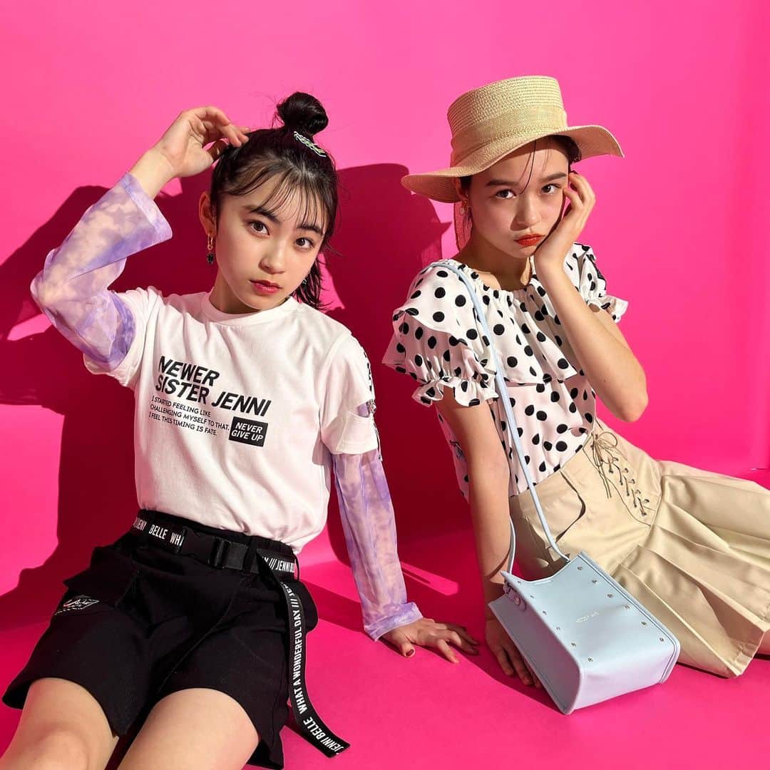 ニコ☆プチのインスタグラム：「💓💞💗  ストリートヒヨリとガーリーハルハをはっけーん！👀  ハルハが被っているぼうしの名前、みんなは知ってる？🙄 答え合わせは、 ニコ☆プチ4月号の「ファッション用語辞典」で🥸🤍  #ニコプチ  #ニコプチモデル #プチモ #09 #jc1 #星名ハルハ #白水ひより」