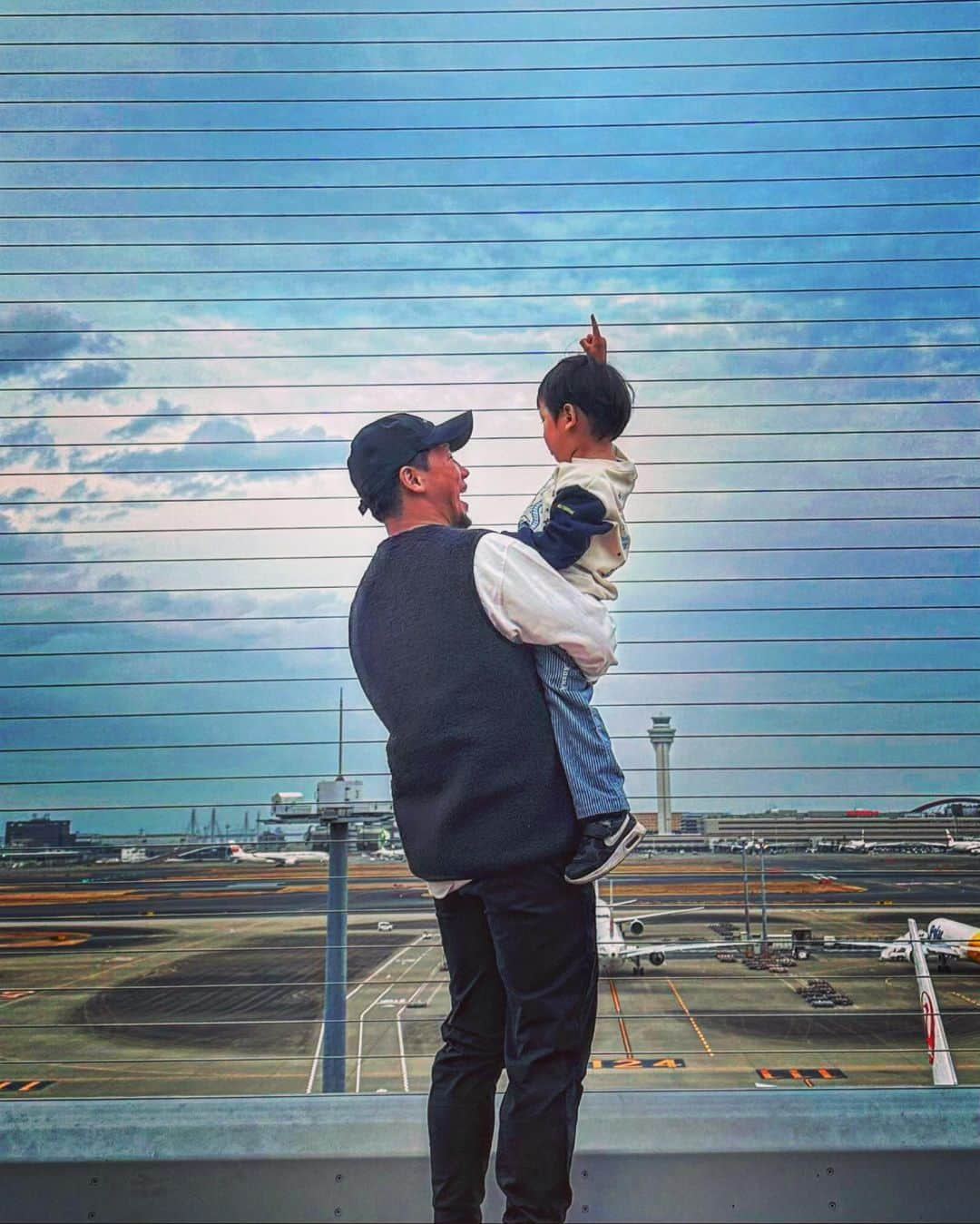 卜部弘嵩のインスタグラム：「We went to the airport with my family. Zensei was excited.  https://ameblo.jp/hirotakaurabe/entry-12791304579.html」