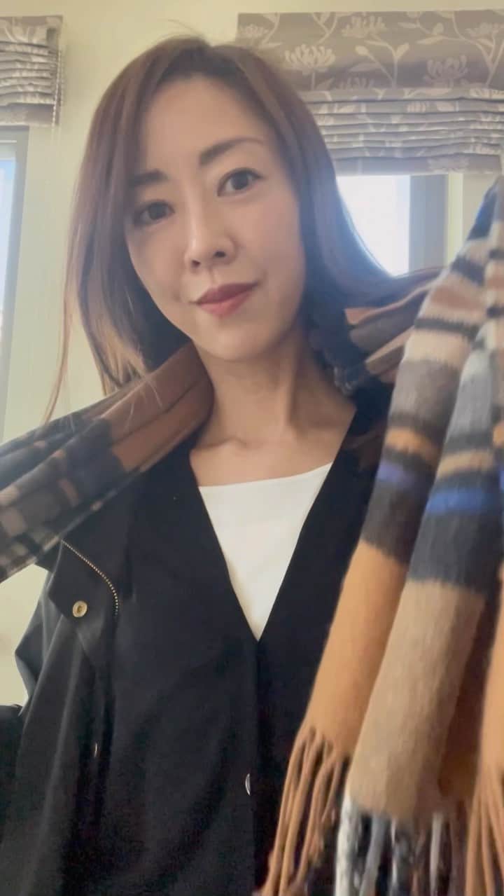 のインスタグラム：「ただマフラーを巻く動画🤣🧣 #マフラー#マフラーを巻く#コーデ#アラフィフコーデ#アラフォーコーデ」