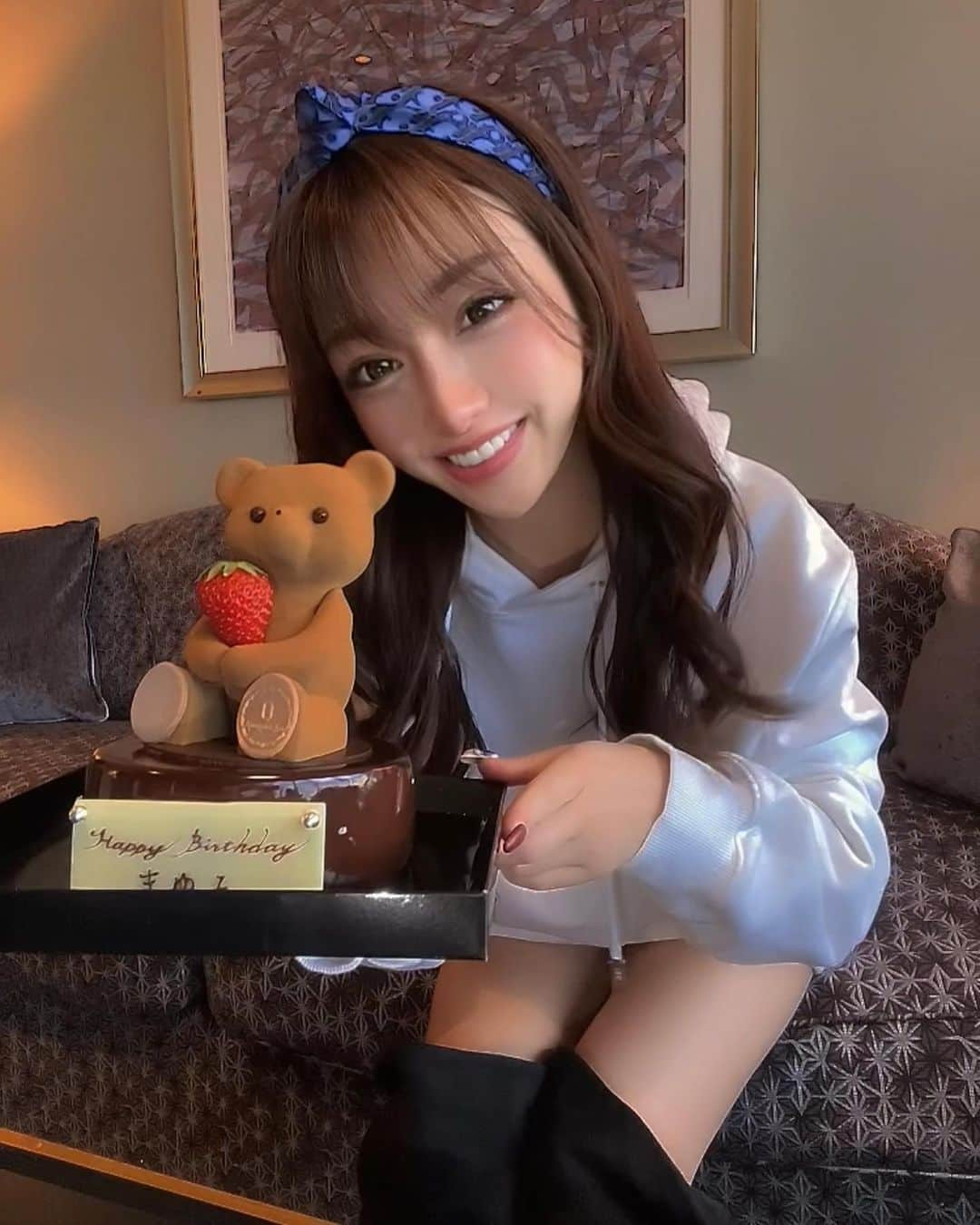 まゆのインスタグラム：「シルバニアファミリーの 人形みたい🍰🧡 写真撮ってしっかりペロリ🧸❤︎ #🧸 #熊ケーキ #立体ケーキ」