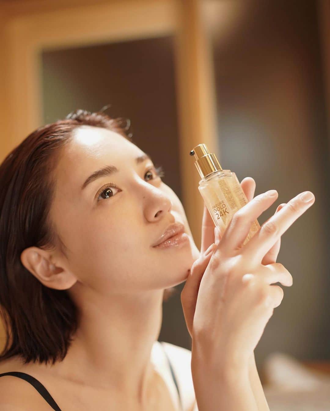 のインスタグラム：「GUERLAIN PARURE GOLD 24K PRIMER🤍  昨日のセルフメイクの際に使ってみた😚 お肌に品が出ます。  3月1日、ゲランを象徴するファンデーションライン #パリュールゴールド から99%スキンケアベースのまるで美容液のようなメイクアッププライマー「パリュール ゴールド 24K プライマー」が発売。24K配合の繊細なゴールドフレークが、ツヤと輝きを与え、高い保湿力も魅力の1本。  高級感溢れるプライマー。🌹  @guerlain  #ゲラン #パリュールゴールド #24Kプライマー」