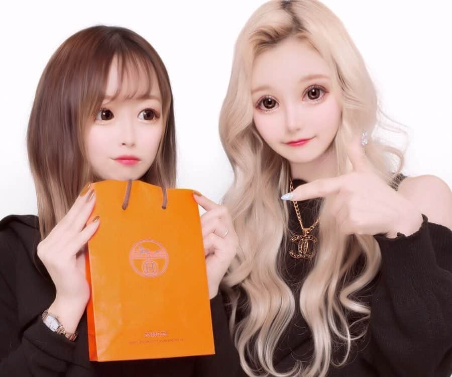下川琴戸音のインスタグラム：「• • 1回500円っていつから？！ こと知らんかったで🥺 なんか顔がすごい！笑笑 　 プリクラのポーズが分からなすぎてツボだった😂 あと、撮るの早すぎ！あと撮ったやつ確認みたいなのないの？！笑 なんも知らなすぎて、若くないんじゃないか焦った🥺 • • #プリクラ#エルメス#hermes」