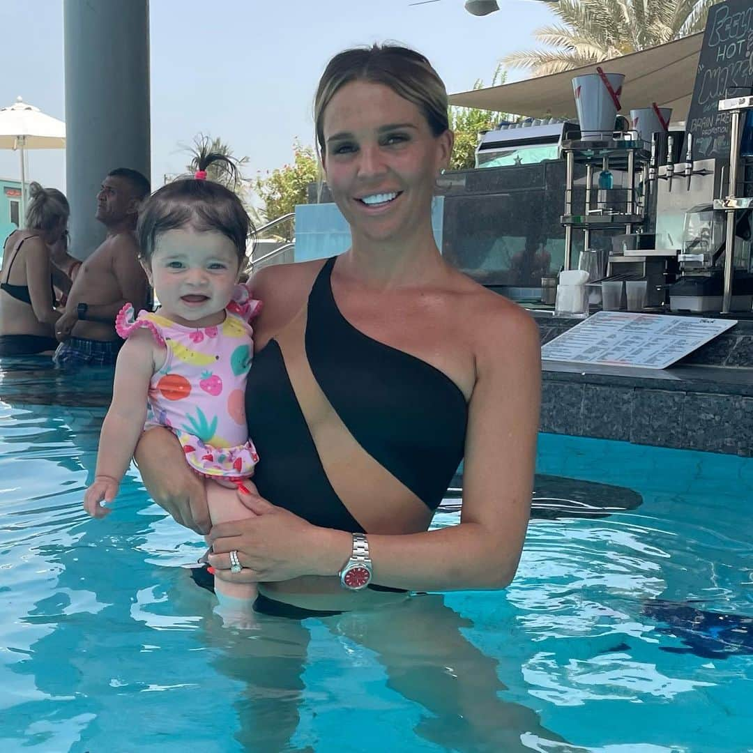 ダニエル・オハラのインスタグラム：「Being a mum is the best job in the world but be independent is just as important 🤑 Be your own boss, work your own hours and earn an income for someone we all love doing 🛩️🌍  Send INFO to @jetsetwithmissdlloyd for more information 🫶🏻 #beaboss #ownbusiness」