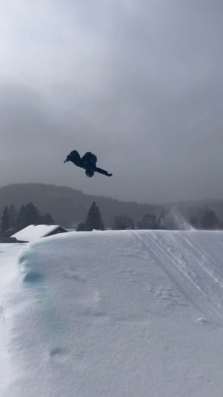 マックス・パロットのインスタグラム：「Happy sunday 🙃  #snowboarding #quebec」