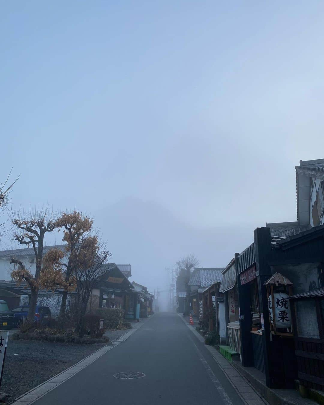 ゆふいん温泉　日の春旅館のインスタグラム：「今朝は久しぶりに冷え込んでいます🥶  https://www.hinoharu.jp ホームページはプロフィール画面に記載のURLよりご覧ください。  #新しいおおいた #由布院 #湯布院  #大分県 #旅館 #温泉 #旅行  #由布岳 #飯盛ヶ城 #辻馬車 #登山 #露天風呂 #yufuin #ryokan #hinoharu #mountain #onsen #bath #travel  #유후인 #hotsprings #히노하루료칸」