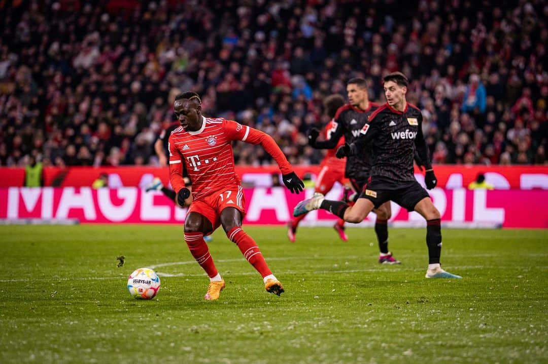 サディオ・マネのインスタグラム：「Happy to be back and share the pitch with the boys! Important win 💪🏿 #MiaSanMia」