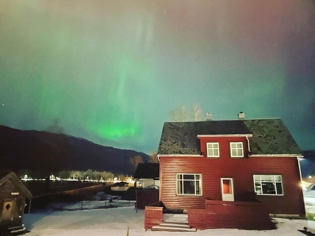 スルギのインスタグラム：「Sauda Norway Aurora Lights! @sauda_kommune  @asbjornbirkeland  📸: Christian Ardie Dawal  #auroraborealis  #auroralights  #nordlys  #norway  #saudanorway  #iphoneonly  #photography  #winter  #naturephotographylover」