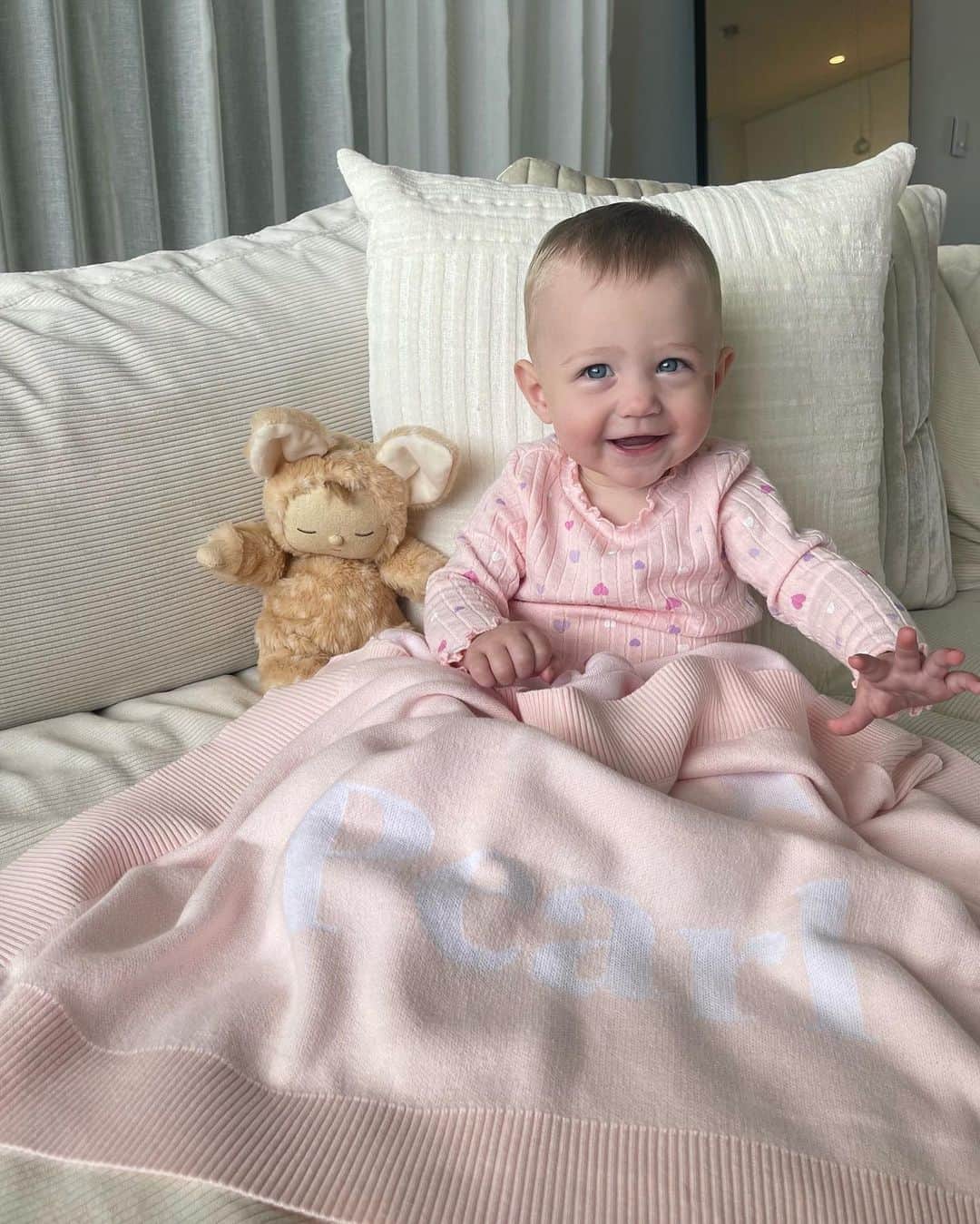 ELOUISE MORRISのインスタグラム：「Pearl’s blankey 💕🧸✨ @minimotif」