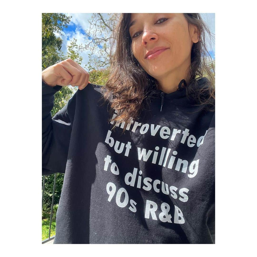 ラシダ・ジョーンズのインスタグラム：「When you feel deeply seen by your friend on your birthday. Thank you Amy P for nailing it w this sweatshirt!」