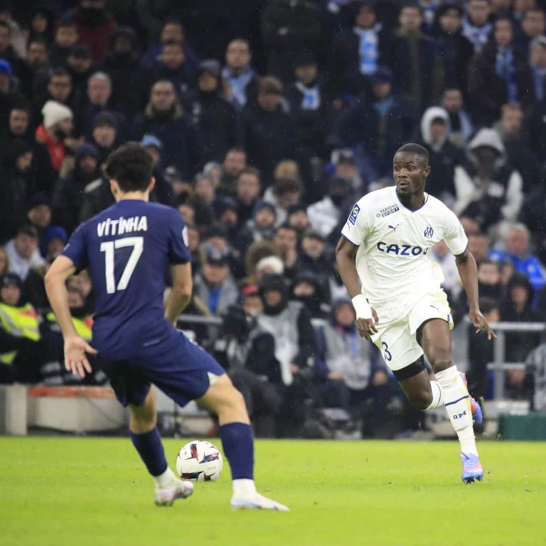 エリック・バイリーのインスタグラム：「Une défaite qui fait mal. Déjà concentrés sur le travail afin de corriger les erreurs et progresser. 💪🏾🔵⚪️」