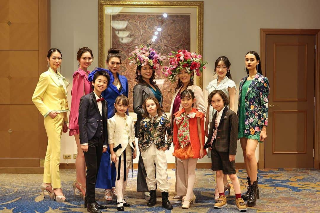 牧野美来のインスタグラム：「・ ・ ReToRu suits show ・ 素敵な機会を頂いて ショーモデルを務めてきました👠 ・ ReToRuの圭衣子さん、ルノさん、 素敵なお時間をありがとうございました😊 落ち着いた色味や幾つか決まった形を想像しがちなスーツが、 今回 ”ドレスに負けないスーツ” という素敵なお衣装を着用したことを通して 色味や形等の自由度と幅広さを感じました！ スタイリッシュさの中に可愛さもあり 且つカラフルで、 今までスーツを着た中で1番心が弾みました😊🎀 ・ その上環境にも配慮した取り組みをされていて、 今の日本だけでなく世界での課題にも目を向けられている所に感銘を受けました🤝🌱 @rkeiko119  @retoruruno  @retoruladies  @retorukids  @mensretoru  ・ また、今回のショーに参加させて頂くのに伴い 貴代美先生に再びウォーキングを教えて頂けました🥺✨嬉しい、、、！！ お会いするのはかなりお久しぶりでしたが、 相変わらずオーラが💘 一緒のステージに立たせて頂けたこと、 本当に嬉しかったです😭 お声がけ頂きありがとうございました🌈 @kiyomieclat  ・ @riomitsu  @fusa_koda  @shizen_adhikary  ・ #ReToRu#レトル#オンダーメイドスーツ#オーダーメイド#スーツ#ショーモデル#ランウェイ#suitsshow#suits#show#runway#名古屋マリオットアソシアホテル#マリオット」