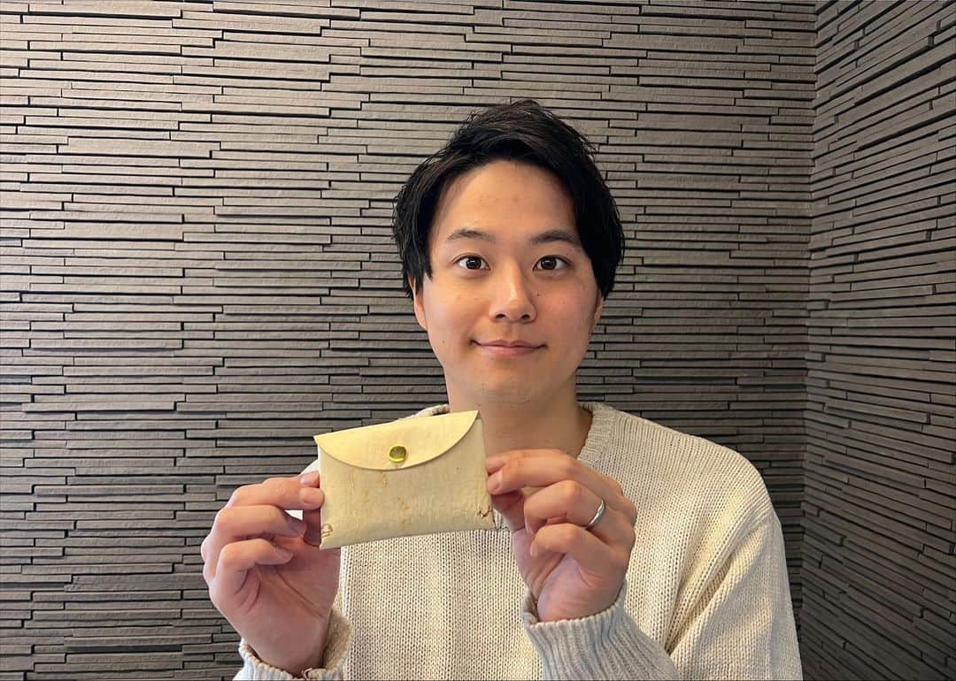フジテレビアナウンサーのインスタグラム：「マッシュルームレザーでカードケースを作りました！ マッシュルームでレザー製品が作れるんです。  肌触りもよく、とても手に馴染む素材です。 自作の絵も刻印できて、レザーの模様も1枚1枚違うので世界に一つだけのカードケースが完成しました。  #体感サステナWAVE #楽しくアクションSDGs #マッシュルームレザー #カードケース #フジテレビアナウンサー #黒瀬翔生」