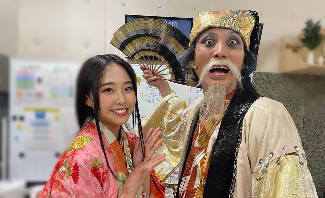 加藤夕夏さんのインスタグラム写真 - (加藤夕夏Instagram)「⁡ #大坂夏の陣 千秋楽を迎えました！ ⁡ ご来場頂きありがとうございました！！ そして劇団そとばこまちの皆様、出演者の皆様、スタッフの皆様、ありがとうございました。 ⁡ 作品に参加させて頂き、千姫という役に選んで頂き、本当に感謝しています！ ⁡ 自分の中でも、沢山得るものがあって、毎回大事なシーンが終わると心がずん、っと重くなっていました、、でも毎回とてもやり甲斐があって、こんな有難いことはない、と全力で挑ませて頂きました。。 ⁡ 観にきてくださっていた皆様に届いていると嬉しいです🌼 ⁡ 座長坂田さんの描くエンターテイメント時代劇、命と命のやり取り、熱い闘い、そして遊び心があって、愛がある作品が大好きですっ！ ⁡ ありがとうございました✨🏯 ⁡ ⁡ ⁡ ⁡ 写真は出演者の皆様と！ ⁡ ⁡ 舞台に和楽器の音色でさらに物語を深く素敵にしてくださった 和楽器デュオの #音ノ羽 さん✨加奈子さんお綺麗すぎて眺めるだけでドキドキ、、🥺三味線や太鼓を叩く姿は凛々しくてかっこよくて、、あぁ、長くなってしまう💦和楽器の魅力を改めて感じました。ありがとうございました✨ ⁡ ⁡ #つぼみ大革命 みどりこさん💚 緑担当仲間で、洋服とか私物が緑になってくるよねぇとあるあるを話しました🤣今度は劇中でもっと絡めたら良いなぁ。。みどりこさんの声や笑顔やノリがめっっちゃ好きです。すきです。 ⁡ #爆ノ介さん！ 徳川家康役ダブルキャストで岩部さんと2人の家康さんでしたが、爆ノ介さんの家康は怖さの中にもすごく温かみや優しさを感じてました。稽古中、、"ここで一句"の下ネタが凄すぎて、その後すぐの出番少し気まずかったです。🤣🤣 ⁡ #徳城慶太 さん！ 役作り、扇子の扱いなど、色んなことを教えて下さり学ぶことが沢山ありました。 千姫のこと九度山から大坂城まで最短の普通ルートで連れて帰って下さりありがとうございました🤣 ⁡ #影山ミク さん、りょんさん！ 真田幸村一家が個性豊かすぎて、九度山シーンを楽屋で絶対和泉さんと観てました🤭天然すぎる竹林院愛おしい！実は出番に向かうミクさんに"いってらっしゃーーーーーーーーい！"とお見送りしてました🤭 りょんさん、稽古中から劇中も沢山動いて下さり、楽屋に帰ってくるたびに顔が違って色んな役を演じてダンサーもして。。かっこいいです！佐助にやられるシーンはこっちが痛くなるくらい迫真の演技でした、、 ⁡ #千姫ガールズ　#ぷく男 中ちゃんさん、むっちゃん、まつあみさん！と、ぷく男！ わがままな千姫がお世話になりました🥺 こんな素敵な侍女が居たから千姫は幸せでした🙇‍♀️ 小道具やメイク、細かいところまで作り込むところやアイデアが凄くて、皆さんがいるからこそ舞台の雰囲気や空気感ができるんだなと思いました。。 ぷく男は憎めない人でした。😂 ⁡ ⁡ ⁡ ⁡ 皆さんとは撮れなかった.. 撮れた皆さんとのお話でした。 読んでくださりありがとうございましたっ！ ⁡ まだあるので 投稿する、かもっ ⁡ #劇団そとばこまち さん ⁡ ⁡ ⁡ ⁡ ⁡ ⁡」2月27日 9時00分 - uuka_nmb