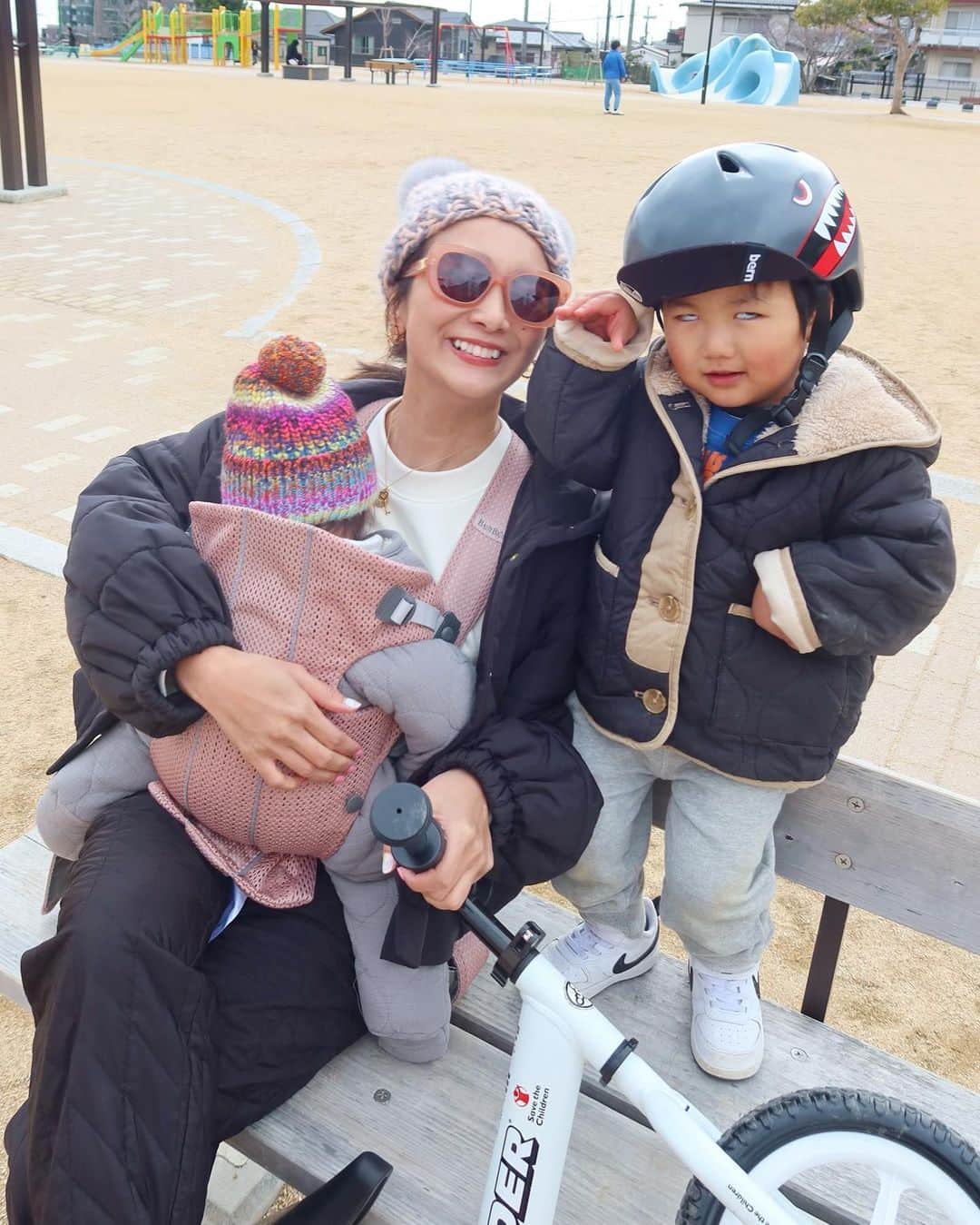 Mai Wakimizuのインスタグラム：「この週末は動物園に行ったり公園で遊んだりとのんびーり過ごせた＼(^o^)／ただめちゃくちゃ寒くて、雪降るなか震えながら遊んだ。笑 3枚目の息子の奇妙な動きが面白すぎて永遠リピート。笑 どーこだ！ #2歳7ヶ月#2歳男の子#男の子ママ」