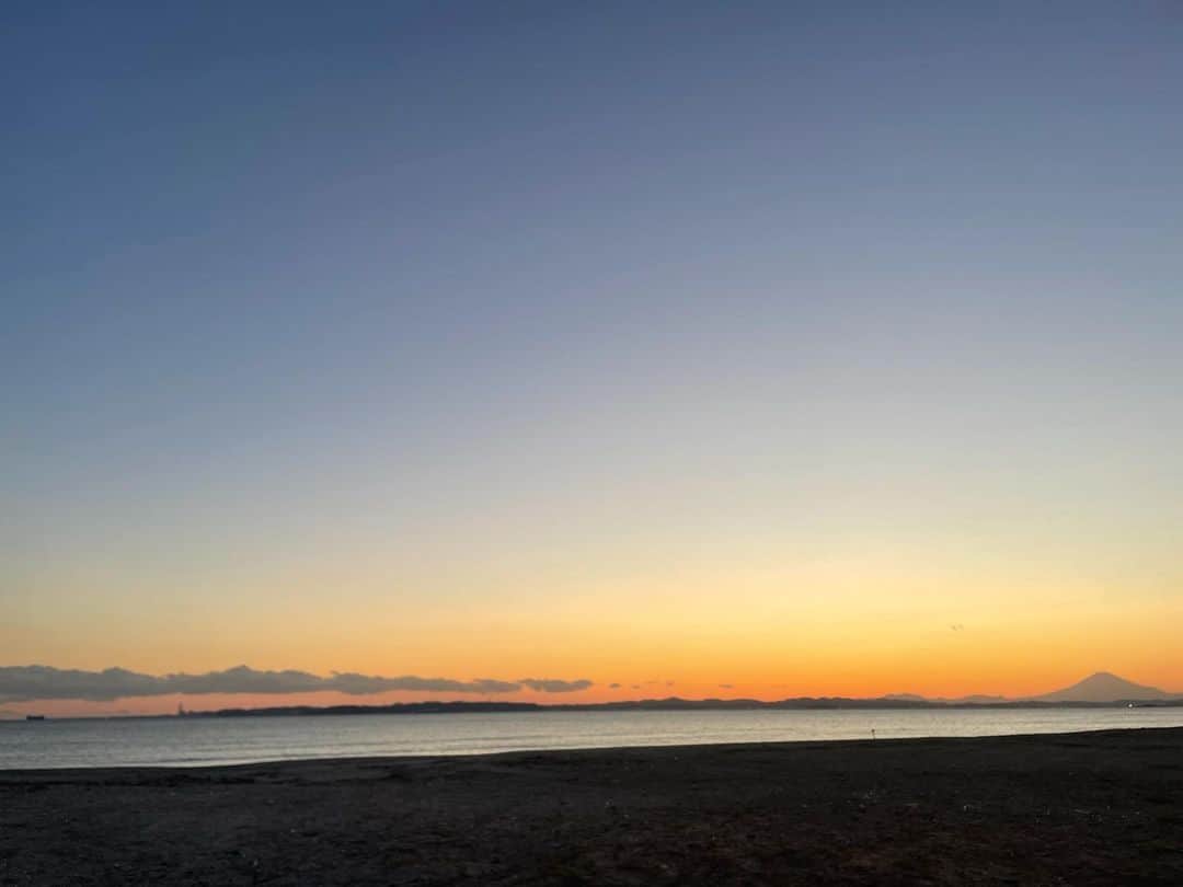 小野莉奈さんのインスタグラム写真 - (小野莉奈Instagram)「昨日、綺麗な海を見たので皆さんにシェア🤲🏻🐬💗 貝殻探し中の写真..🐚」2月27日 9時35分 - ono_rina.official