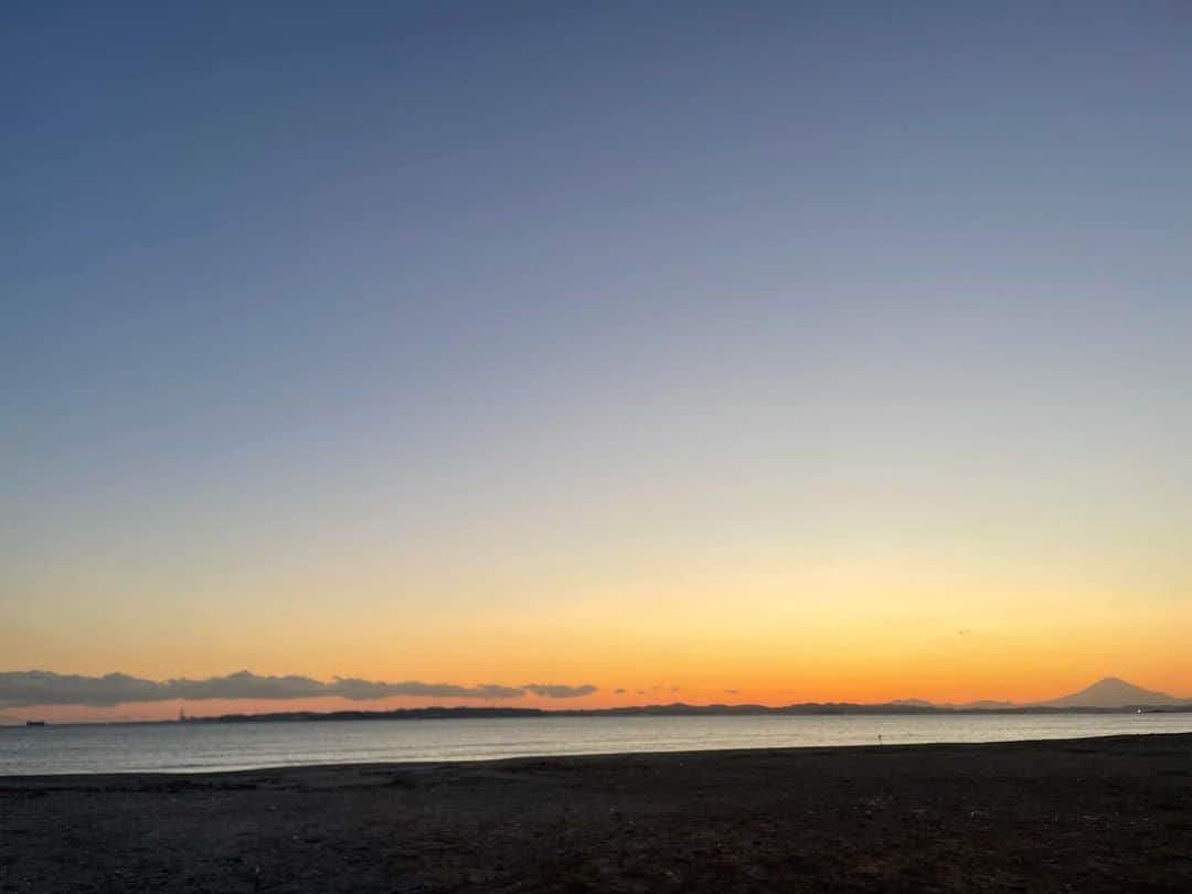 小野莉奈のインスタグラム：「昨日、綺麗な海を見たので皆さんにシェア🤲🏻🐬💗 貝殻探し中の写真..🐚」