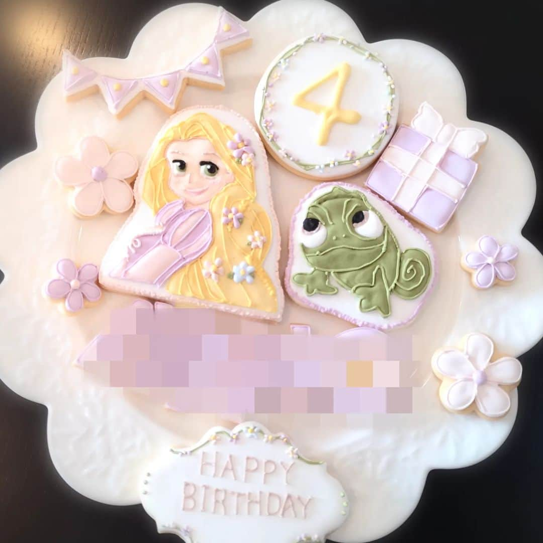 彩歌しおんさんのインスタグラム写真 - (彩歌しおんInstagram)「🌼ハッピーバースデー🌼  4歳のバースデー🎂おめでとうございます💓  かわいい女の子からのオーダーはラプンツェル🌼  バースデーパーティーのお手伝いができてよかったです✨  こちらはお野菜やフルーツパウダーを使い作成した着色料不使用のアイシングクッキーです♡  自然な色合いがかわいい💓💓  #アイシングクッキー #着色料不使用 #天然色素アイシングクッキー教室 #天然色素アイシングクッキー #天然色素 #お野菜パウダー #フルーツパウダー #国産 #ママメイド #アイシングクッキー教室 #Ahbonheur #赤ちゃんのいる暮らし #1歳バースデー #オーガニック #お菓子 #身体に優しいお菓子 #無添加お菓子 #ナチュラルアイシングクッキー #赤ちゃん #ファミリア #かわいいをお届け  #誕生日クッキー #お誕生日 #バースデークッキー #バースデーアイシングクッキー #消防車#消防車クッキー #ラプンツェルアイシングクッキー #ラプンツェル #ラプンツェルケーキ」2月27日 10時09分 - shion_arisa