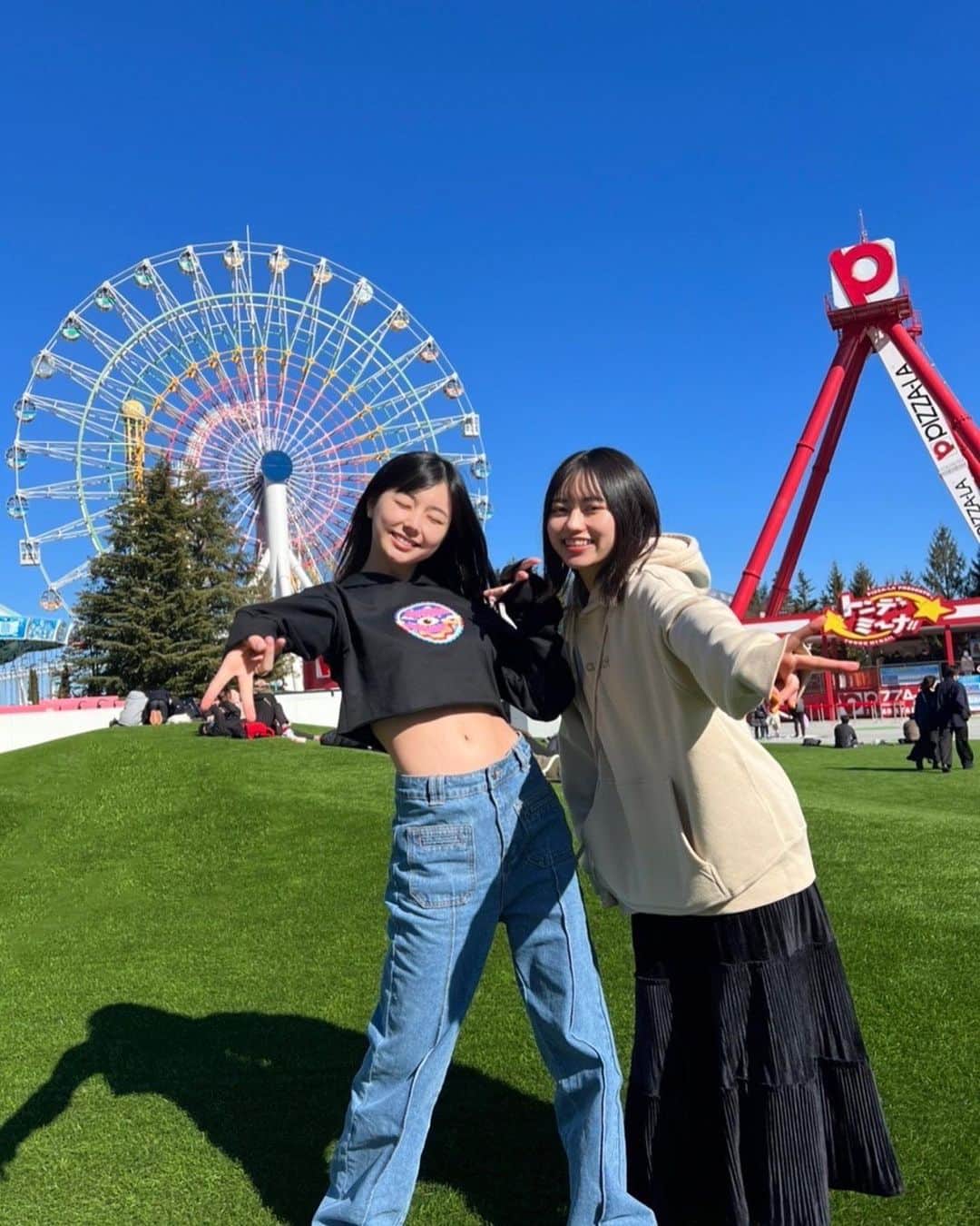西山野園美のインスタグラム：「××  くりえみと富士急行ってきた〜！  すごく楽しみにしてたええじゃないかがあまりにもやばすぎて乗った後しゅんとした… 1番気持ちがいい乗り物はFUJIYAMAだと気付いたよ〜〜🎢  乗り物も良かったけど、芝生広場でくりが側転したり、アクロバティックな動きを永遠にしてたのがいちばんおもしろかった😄  定期的に童心に返るのたいせつ〜🫶  富士急したあとカラオケでばきばきに懐メロ縛りしたらエモくて心が潤ったよ！！！  × × ×  #富士急ハイランド #富士急 #遊園地 #いいてんき」