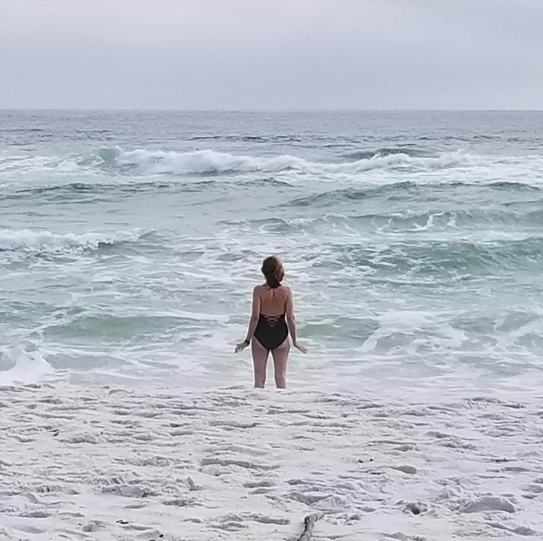 リー・トンプソンのインスタグラム：「I loved chilling in #pensacola the friends @alecmapa @kirkrthatcher @marchvioletsband from #somekindofwonderful the beach was beautiful.  The #howardtheduck tats and my beautiful sister @shannon.bzb #gratitude」