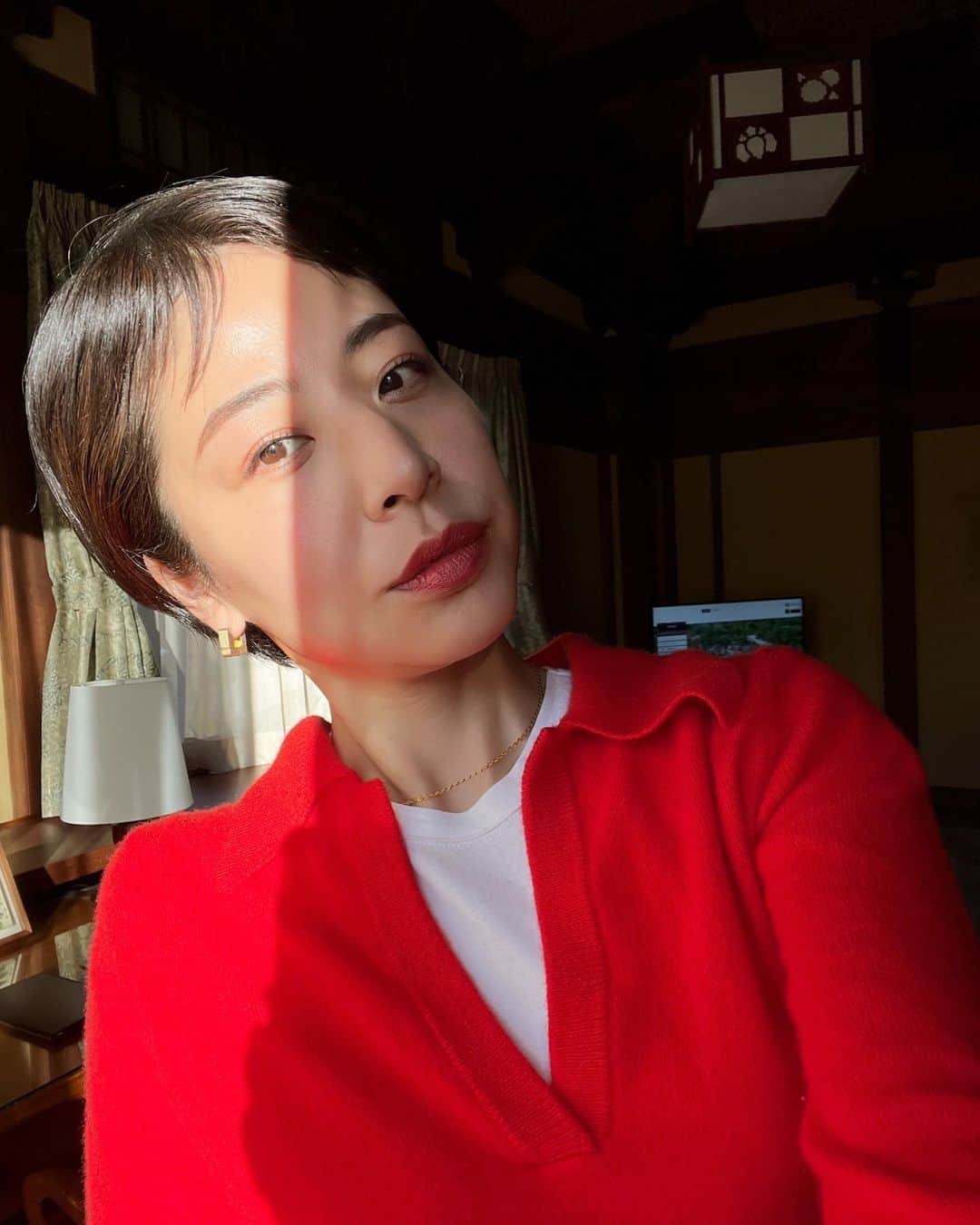 福本敦子のインスタグラム：「昨日無事にお誕生日を迎える事が出来ました。 周りの人や自分の環境に感謝しています🌹　朝起きたら新しいページをめくった気分になっていました。📕いつもありがとうございます😊」