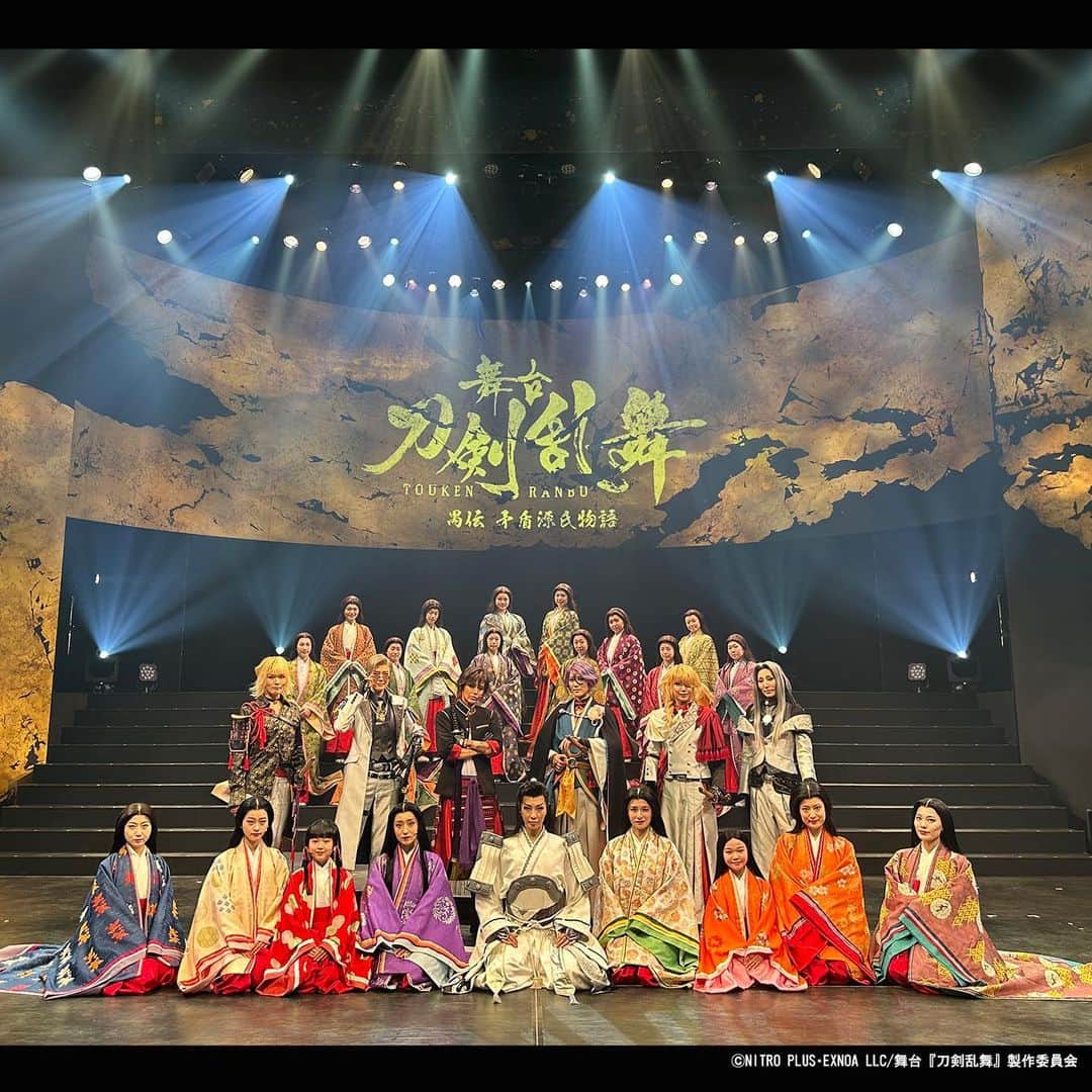 皆本麻帆のインスタグラム：「しばらく経ちましたが、 えぇと、時間というものはぼーっとしていてもぱたぱたしていても過ぎて行くものなのですね。えぇ。  舞台『#刀剣乱舞』禺伝 矛盾源氏物語 全21公演を終えることができました。  全ステージ誰ひとり欠けることなく走り切ることができました。いやー、本っっっ刀によかった。あ、刀になってる、やだぁ♡本当に有難うございました。。。  たくさんのお客様に届けられたこと とてもビッグなコンテンツであること 日々実感しながら舞台に立っていました。 いつだって暖かな拍手と眼差しを有難うございました！！！  ラブがすごすぎたーー 刀ステまじすごぉぉぉあ な日々でした。愛。  終演後も数日、具合悪くなるほどの エネルギーでした（良い意味で  藤壺の女御、そして紫式部を演じる事ができて幸せでございました。あのような立派な小桂（刺繍がたっぷりで美しい）を着せていただき、、美しい方たちに囲まれた空間、夢のような日々でした。　  女性だけのキャストでしたが かっこよくて愛らしくて真面目で一生懸命でプロでそみんながそれぞれに毎日闘っていて、稽古場からずっと闘っていて、私も踏ん張れました。とても心強かった！♡♡  全てのキャストスタッフお客様に感謝を申し上げます。誠に有難うございました。  さみしいけれど、 これにて、物語を終わりにします。 ぱたん。📚  また会える日まで。。  さいごまで読んでいただきありがとうございました🌱  #刀剣乱舞  #愚伝矛盾源氏物語  #刀ステ」