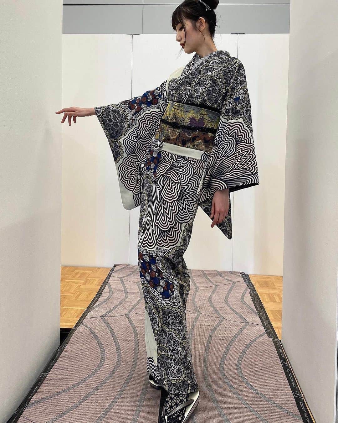 黒田瑞貴さんのインスタグラム写真 - (黒田瑞貴Instagram)「全身  #jotarosaito #kimono #着物　#きもの」2月27日 10時23分 - kurodamizuki_