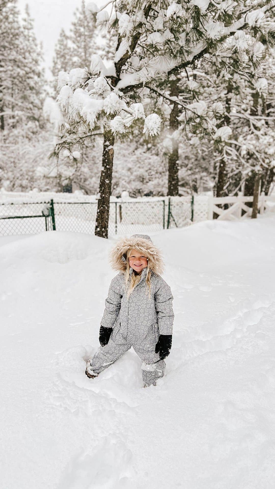 ケリー・マレーのインスタグラム：「Drove up to Big Bear this weekend only to be greeted by the biggest blizzard in over a decade! Felt like we are all living in a snow globe for a few days!」