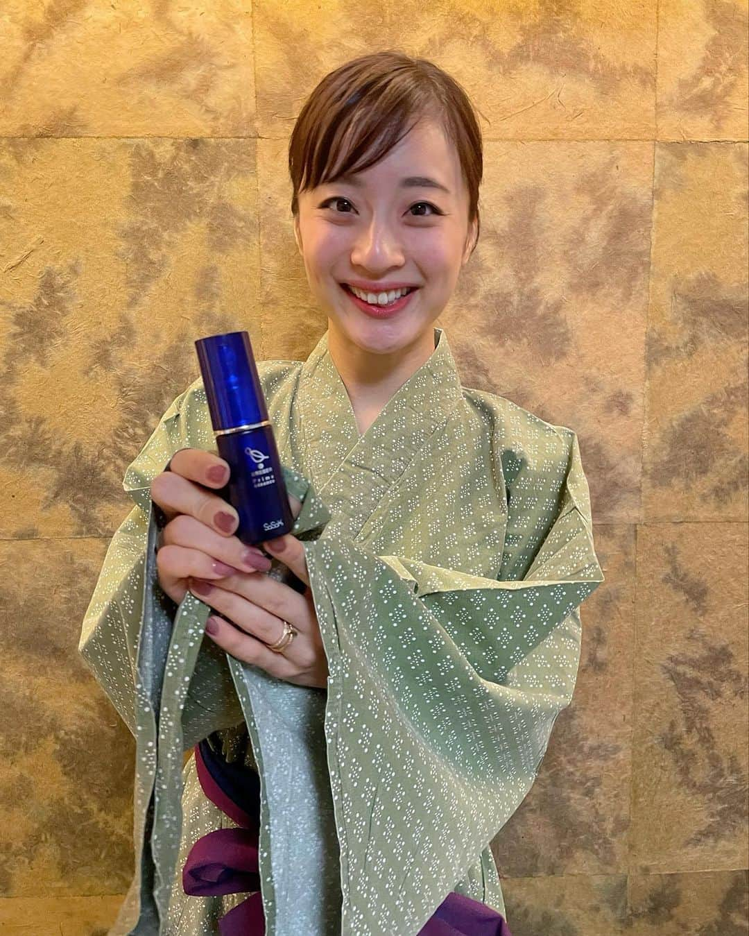 遥羽ららのインスタグラム：「.  今回はいつも使わせていただいているWasserのプライムエッセンスをご紹介します！ こちらの商品は保湿持続力があるので乾燥の気になる部分に塗ったり、顔全体に塗ったり、お肌の調子を見ながら使っています✨ １滴だけでもとても潤うので、長持ちしてくれます✨ トロリとした感触です‼︎ 美容液やローションと一緒に使う場合は、先にプライムエッセンスをぬり、次に美容液またはローションを塗ると良いです🙆‍♀️   大きさもコンパクトなので私は旅行の時にも持っていきました♨️  プライムエッセンス https://store.wassershop.jp/product/detail/9  【キャンペーン】 2月中はこちらの画像のリンクから プライムエッセンスを購入すると 更にもう1本もらえます✨ 送料も無料です！  #wasser#バッサ#高濃度水素イオン水#プライムエッセンス#オールインワン#乾燥肌対策#乾燥肌の味方#乾燥肌ケア#pr#無添加#オイルフリー」