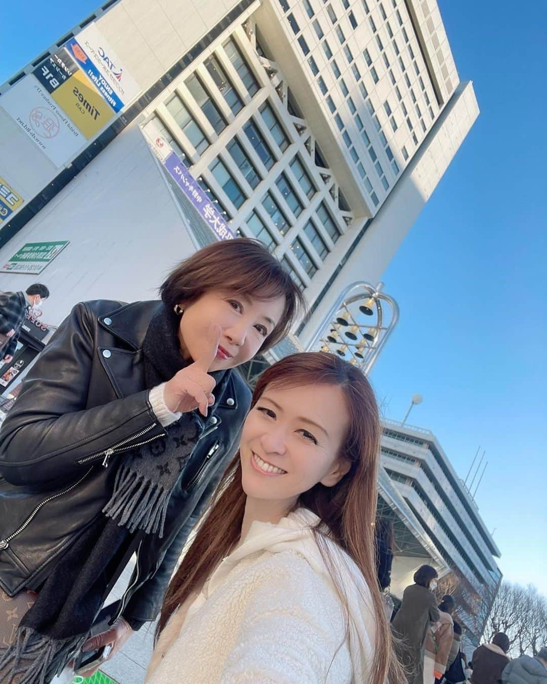 奈美悦子のインスタグラム：「中野サンプラザでのスガシカオさんのライブに行って来ました❣️ #中野 #中野サンプラザ #ライブ #スガシカオ #仲良し #お友達 #楽しかった」