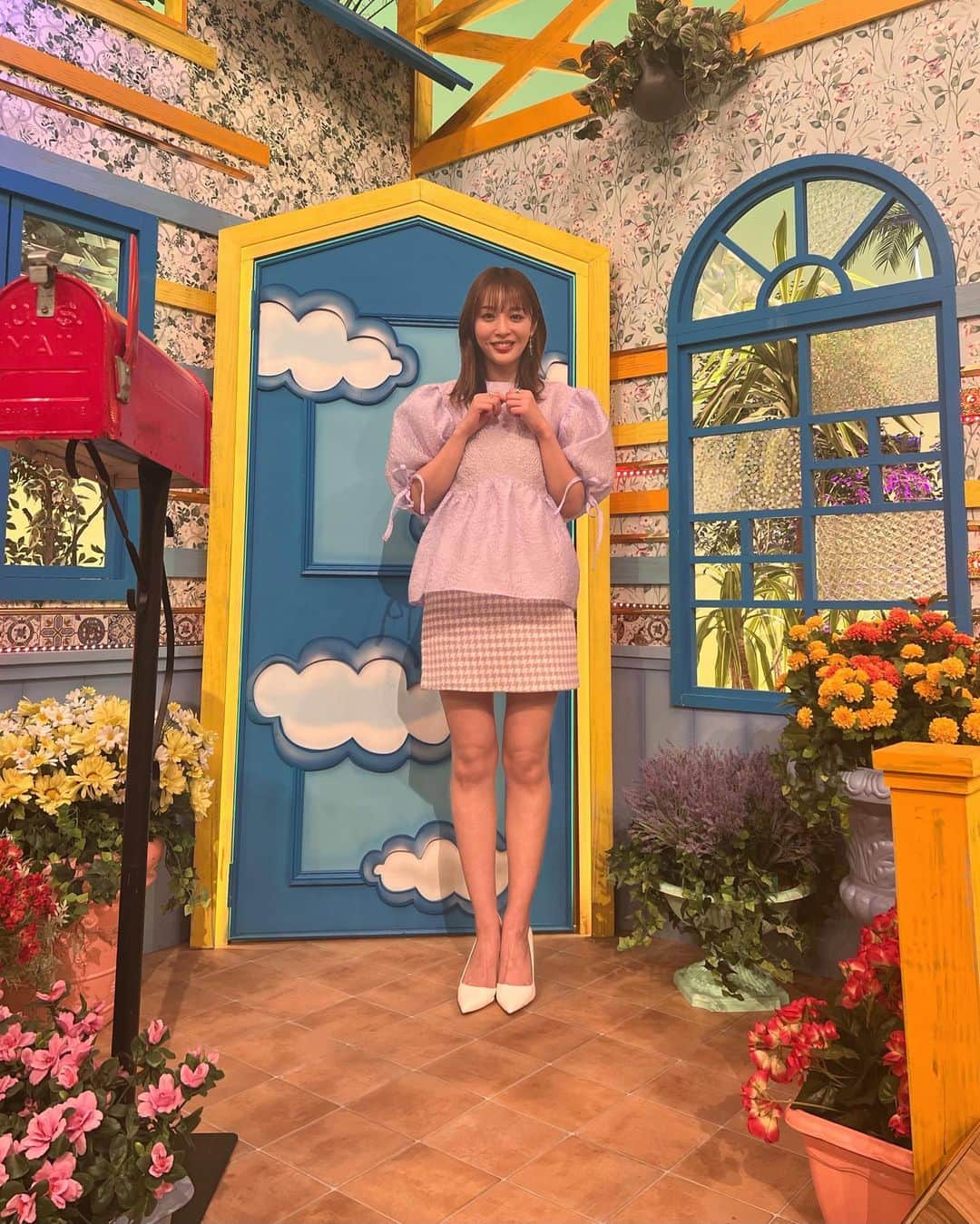 神部美咲のインスタグラム：「今夜20:00〜 フジテレビ【あしたの内村‼︎】に 出演させて頂きます❣️  わたしのバイト時代から気にかけて頂いていた 内村さんとようやくご一緒させて頂くことが できました🥺  8年越しの夢が叶い本当に嬉しかったです🥹🥹  本番中も優しく見守ってくださった 内村さんをはじめ 共演者のみなさん スタッフのみなさんに 感謝の気持ちでいっぱいです🙇‍♀️  ぜひご覧ください❣️  #あしたの内村」