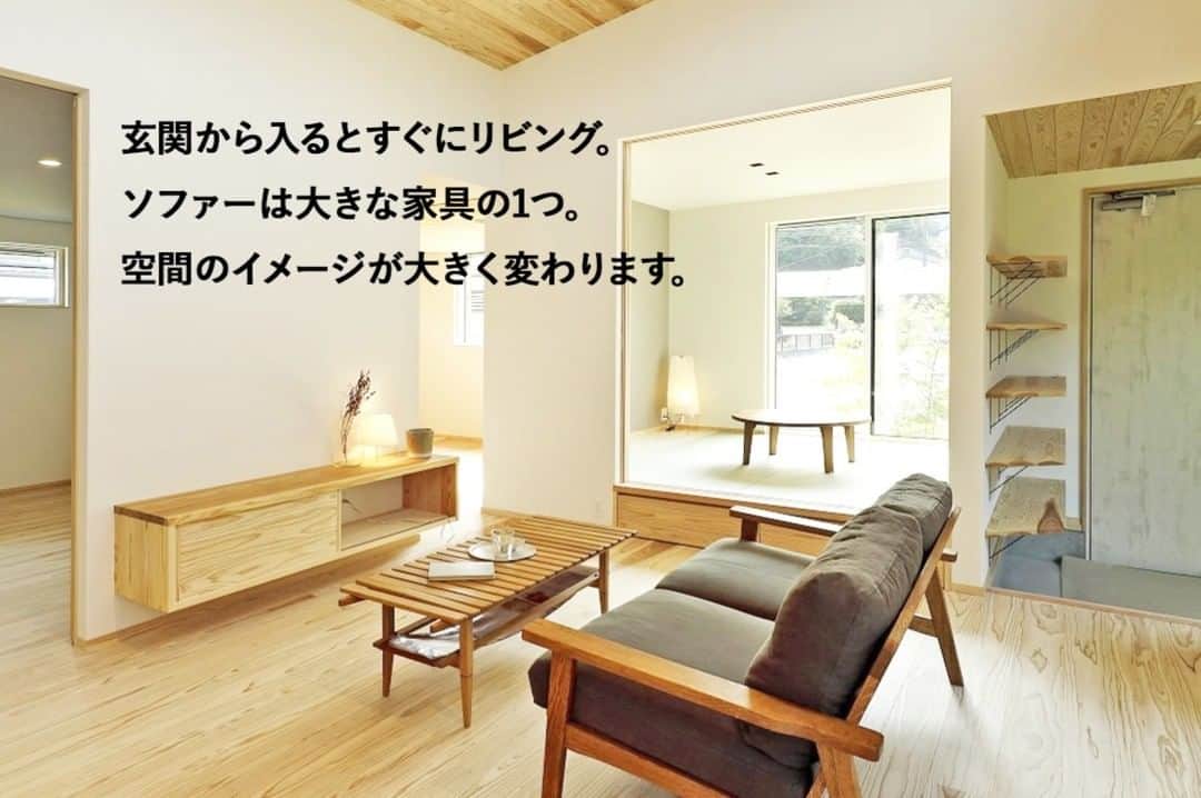 Yasuhiro Arimuraさんのインスタグラム写真 - (Yasuhiro ArimuraInstagram)「寝室の大きな収納。 ご自分の持ち込み家具があるので、その寸法に合わせて作った造作収納です。 造作建具にすると、自分の好みに作れて部屋もスッキリと見えます。 収納の引き戸と寝室の扉は、床や天井と同じ木目で合わせました。白い壁に馴染みます。  ダイニングテーブルのお隣には、ちょっとした造作カウンターを作りました。 書斎スペースだったり、お子さんの勉強用だったりと、かなり使えますよ。 コンセントや棚もつけて、使い勝手のいい万能スペースができました。  玄関から入るとリビング。 リビングでテレビを見るなら、やっぱりソファーという方は多いです。 ソファーは大きな家具の1つ。空間のイメージが大きく変わります。 設置を考えている方は、最初の段階からお伝えくださいね。  more photos... 👉 @yasuhiro.arimura #光と風 #sumais #リビング #明るいリビング #注文住宅 #家づくり #平屋のお家 #造作建具 #ウッドデッキ #マイホーム #マイホーム計画 #木の家 #住まい #新築 #オーダーメイド住宅 #鹿児島 #工務店 #工務店がつくる家 #工務店だからつくれる家 #設計事務所 #子育て #自然素材 #賃挽き製材 #デザイン #暮らし #暮らしを楽しむ #シンプルな暮らし #丁寧な暮らし #田舎暮らし #instahouse」2月27日 11時47分 - yasuhiro.arimura
