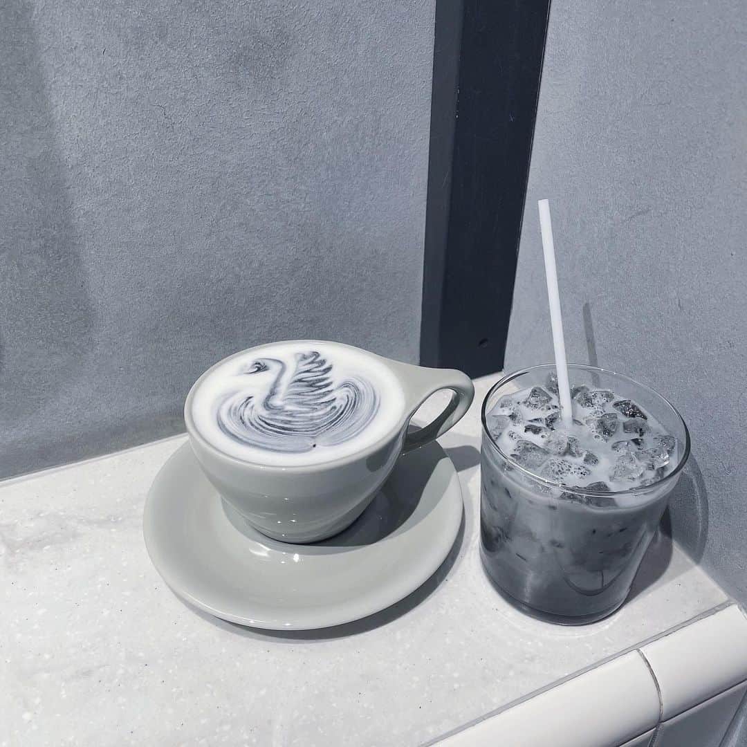 小倉月奏のインスタグラム：「♡ ・ ・ KITASANDO COFFEE Lab. ・ 無機質なおしゃカフェだった❤︎ 席2席しかないのにタイミングよく空いてた！ ２つともほうじ茶ラテだよ☕️ ・ ・ ・ #kitasandocoffee #kitasandocoffeelab #kitasando #coffeetime #shibuya #渋谷 #カフェ #カフェ巡り #カフェ好きな人と繋がりたい #カフェ活 #カフェ部 #北参道コーヒーラボ」