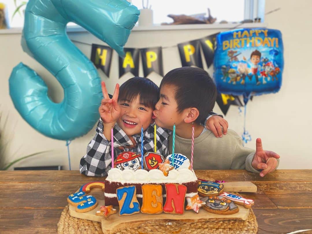 齋藤美波さんのインスタグラム写真 - (齋藤美波Instagram)「🔷🔹🔷 #HappyBirthday ・ 今日は 大迫家 次男ZENくんの 5歳のお誕生日〜💙🎂 ・ もう5歳なのね... 私の中でZENくん2歳のままで 止まってます。笑 気づいたら2人のお兄ちゃんに なってる、、、🥺✨ ・ ・ ZENくんは8ヶ月で 保育園デビューしてるせいで ママと過ごした時間は 圧倒的に兄妹の中で1番少ない子😢 ・ 2人きりの時間なんて ほとんどなかったなぁ (MUGENが3歳になるまでは保育園にも行ってなかったから常にMUGENも居たし) ・ ・ だからZENくんに対して すごく思う事は沢山あるんだぁ。 でも本当に小さい頃から 手がかからなくて今も1番 手がかからない子。 男の子ならではの激しさはあるけど 基本的に話せばちゃんと理解しようとするし自我も兄貴ほどではない。笑 ・ #とても優しくて #自分より相手を優先できて #心配性 で#責任感強くて #空気が読めて #周りをよく見てる #本当に我が子ならがにいい子だなぁと思う場面が沢山ある。 ・ MUGENとの兄弟喧嘩でも ZENくんの方が兄なんじゃないかな という場面がほとんど。笑 ・ ・ 下の子って我が道を行く子のイメージだけども、ウチでは兄貴の方がそうですね😂 弟の方が譲ることの方が多いです。笑 ・ マイペースだけどね！！笑 ・ そして兄より色々器用で 運動神経も良いので そのうちMUGEN 抜かされるだろうな🤣 ・ ・ 歳の近い下の子あるあるで どうしても兄貴に合わせる事が多いから 自分のしたいようにできない事が ほとんどで可哀想だけど 環境上仕方ないのかな😢 でもたまにはZENくんとの 2人の時間を作ってZENくんが したいようにしてあげたいなと思う。 ・ ・ なかなか2歳差兄弟の 悩みはそれなりにあるけども そーやって成長していくんだろうね！ ・ 妹達の面倒も率先して 自分から見てくれて 私のお手伝いも嫌な顔せずしてくれる 本当に優しいZENくん。 ・ これからもそのまま 今のZENくんのまま 成長していってほしいなぁ😫💓 ・ 最近MUGENに影響されて 口が悪くなってきて🤦🏽‍♀️ 可愛いZENくんがぁ〜💭 ってなってしまう時あるし こだわりも強くなってきて 服装とか気に出しちゃったりして... でもまだまだ可愛い5歳♥️ ・ ・ 保育園の先生から聞くZENくんは とにかくお友達からも愛されてて 時には喧嘩することもあるけど 困ってる子が居ると声をかけてあげる 優しいZENくんだそうで。 ママ一安心です😮‍💨 ・ とにかく元気で健康であれば 言うことなしっ！ ・ ・ ・ 今日は子供達 保育園も学校も休んで ZENくんが行きたいところへ 向かってまーす🚐 ・ 久しぶりの 家族でお出かけ 楽しんできます♥️🛳 ・ ・ ・ ・ #誕生日#5歳#次男#2人のお兄ちゃん#すくすく育ってね#大好き#愛してる#男の子#birthday#happy#brithdaycake#pawpatrolcake#」2月27日 12時23分 - saito373minami