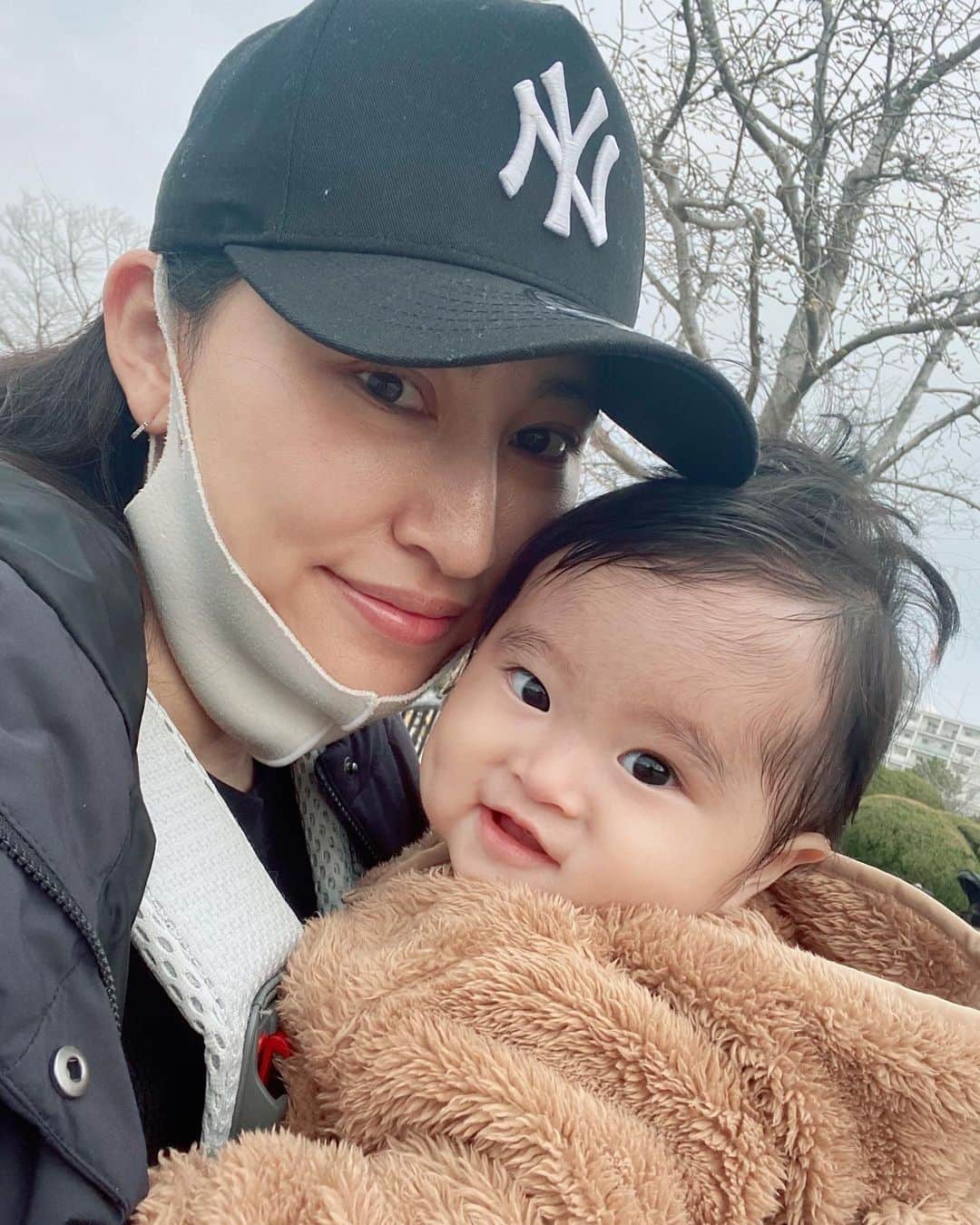 福島慶子のインスタグラム：「ほぼ病院通いな2月🏥 自分が小学生ぶりに耳鼻科に通った事がきっかけで 子供達も次々耳鼻科通いに💦  自分がもう1人いたら良いのにと 毎日思うほど 朝から夜中まで気の抜けない心配な日々も 子供達が元気になり ようやく少しリラックスできそう🥺  たくさん心配のDMや連絡をいただき ありがとうございます🥺 2人育児の洗礼をたくさん受け 久しぶりに会った友達からは "慶子ちゃん強くなったね"と言われました🤣 そりゃ母は強くなるわ🤣🤣  みんな健康が一番だなと 改めて実感しました😊😊  ほんと、子供ってすぐ移るのね😭💦 そして少しの不調で寿命が縮まるほど心配になる私。 一気に老けた感じがする、、🤣  #2人育児#子育て#福岡ママ#兄妹ママ #生後9ヶ月」