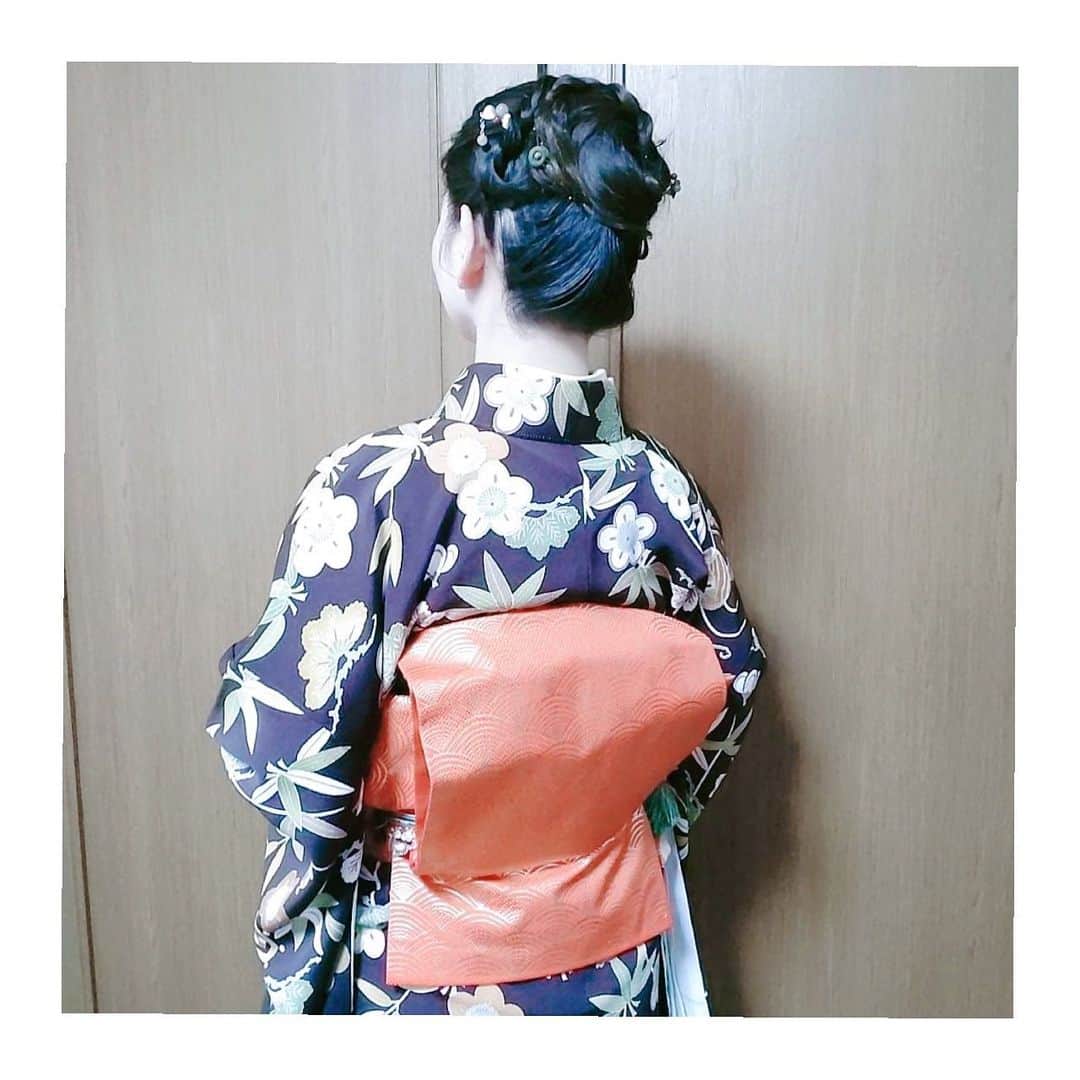美蘭レンナさんのインスタグラム写真 - (美蘭レンナInstagram)「【花の集い 観劇🌸】 . . . 2月8日に国立文楽劇場で開催された "花の集い"を観劇いたしました💕  歌舞伎役者の方々、藤間のご宗家、 日本舞踊家の方々、芸妓さんという 豪華キャストに素晴らしい演目の数々‼︎‼︎  山村光先生の地唄舞「雪」。 艶があって上品な舞に魅入りました✨✨ ぐっとくるものがありました🥰✨  1日だけの開催なんてもったいない‼︎ また来年も開催してほしい‼︎ と思っていたら、 40周年の節目の今年でファイナルと😭😭😭  会場は満席だったので、観に行けて良かったです😊🌸  違う形でもいいから上方文化を継承していく場を 作って頂きたいです♫ . . . #歌舞伎#観劇#観劇記録 #日本舞踊#能#狂言#舞 #芸妓さん#着物コーデ #着物コーデ備忘録 #立春#明け#松竹梅#着物 #派手派手コーデ」2月27日 12時30分 - renna_miran33
