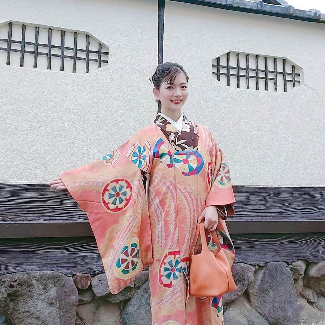 美蘭レンナのインスタグラム：「【花の集い 観劇🌸】 . . . 2月8日に国立文楽劇場で開催された "花の集い"を観劇いたしました💕  歌舞伎役者の方々、藤間のご宗家、 日本舞踊家の方々、芸妓さんという 豪華キャストに素晴らしい演目の数々‼︎‼︎  山村光先生の地唄舞「雪」。 艶があって上品な舞に魅入りました✨✨ ぐっとくるものがありました🥰✨  1日だけの開催なんてもったいない‼︎ また来年も開催してほしい‼︎ と思っていたら、 40周年の節目の今年でファイナルと😭😭😭  会場は満席だったので、観に行けて良かったです😊🌸  違う形でもいいから上方文化を継承していく場を 作って頂きたいです♫ . . . #歌舞伎#観劇#観劇記録 #日本舞踊#能#狂言#舞 #芸妓さん#着物コーデ #着物コーデ備忘録 #立春#明け#松竹梅#着物 #派手派手コーデ」