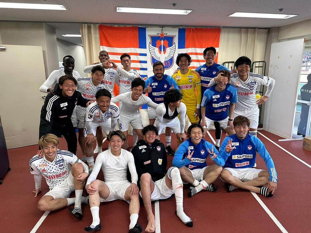 田上大地さんのインスタグラム写真 - (田上大地Instagram)「+3🔥  今シーズン初の勝ちフォト📸 1枚でも多くこの写真を増やせるように、アルビレックス一丸となって戦って行きましょう🧡💙  @shuuuu.18  しゅう新潟での初ゴールおめでとう⚽️  @g_nescauoficial9  新潟で初出場のネスカウとハート♥️  #アルビレックス新潟 #albirex #アイシテルニイガタ #ニイガタガアツイ #ニイガタガミカタ #50」2月27日 12時33分 - t_daichi5