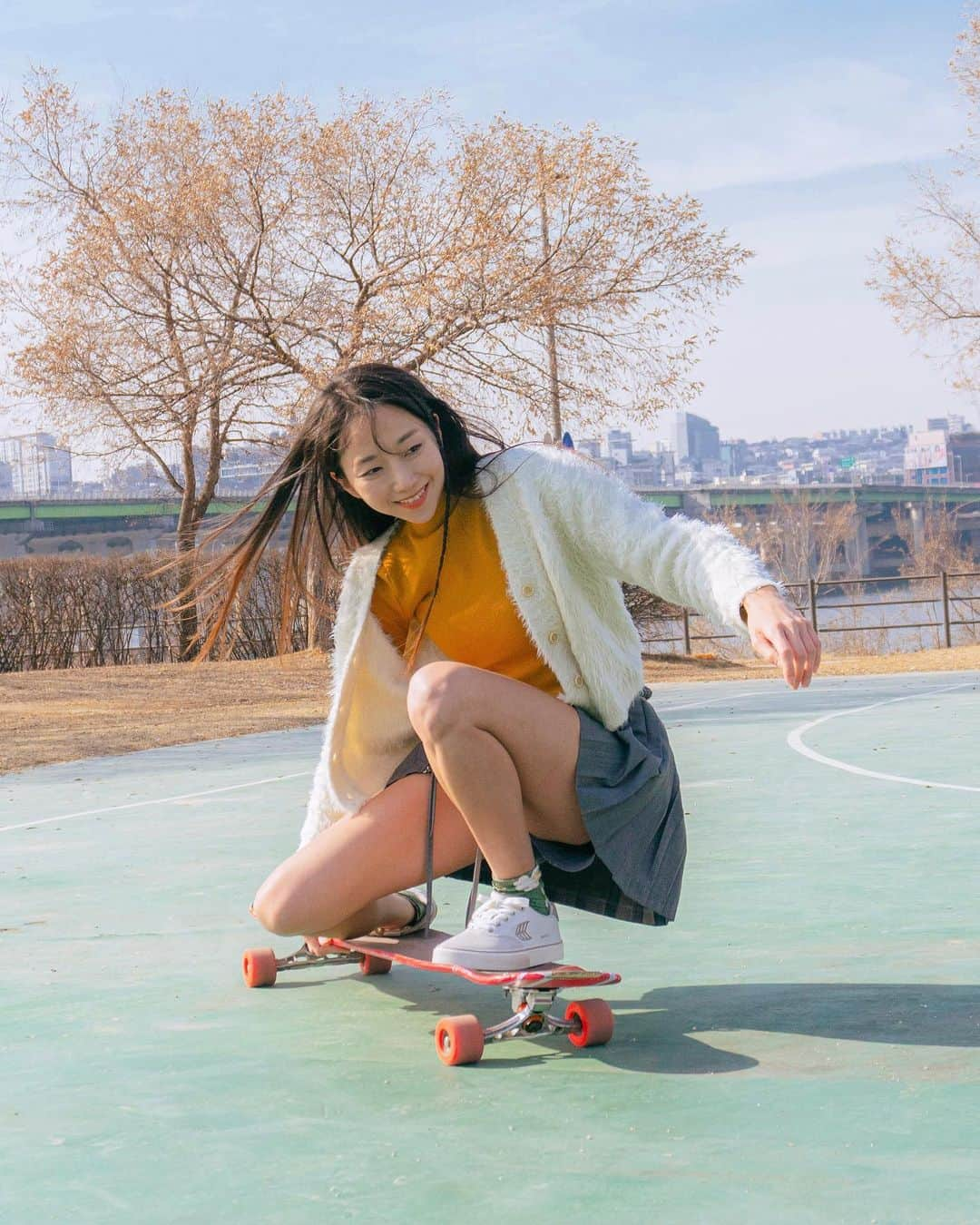 コ・ヒョジュのインスタグラム：「기다리던 봄이 코 앞으로 다가온 느낌🌱 외투 없이 가볍게 한강으로 보드타러 갈 생각 하니까 벌써부터 두근두근🌸  지난 도쿄 올림픽 스케이트보드 경기를 보면서 자주 보여서 눈여겨봤던 프로 스케이트보드화 브랜드인 Cariuma🛹 올해부터 카리우마 엠버서더로 함께하게 됐어요!!🙌 신발 한족에 나무 두그루라는 미션을 실행하고 있는 착한브랜드 @Cariuma🌳🌳 올해는 카리우마 보드화 신고 열심히 달려보겠어요!!🔥  Spring is just around the corner!🌱 I'm already excited at the thought of going to the Han River to ride a longboard without a jacket.🌸  In the last Tokyo Olympics, I watched the skateboard games.🛹 Cariuma is an eye-catching professional skateboard shoe brand. Starting this year, I'll be joining Cariuma as an Ambassador!🙌 @Cariuma is carrying out the mission of planting two trees for every pair of shoes purchased.🌳🌳 I will skate hard in my Cariuma shoes this year!🔥  #롱보드 #longboard #Cariuma」