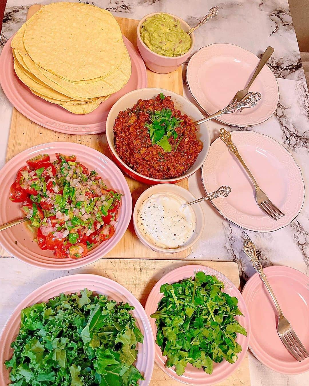 のインスタグラム：「Vegan tacos🌮🌮🌮  全部手作り🌮  タコミートは大豆ミートとたっぷり野菜をスパイス達で味付けした自信作🌮  サルサやワカモレもフレッシュな材料もりもり🍅🧄🧅🫑🥑🍋  サワークリームも豆乳ヨーグルトを水切りして自分で作ったよ😋　  パクチーとケールも好きなだけ食べれるようにね🥬  コーン100%のトルティーヤでグルテンフリーだから、タコスって意外とダイエット食にもなるかも🌮🥑  #インフルエンサー #モデル #ダイエット  #ワークアウト女子 #トレーニング女子 #vegan #ヴィーガン #glutenfree #veganfood #ヴィーガンレシピ #ヴィーガン料理 #veganrecipes #healthyfood #veganlife #veganfoodporn #料理女子 #自炊記録 #tacos #taco #tacoparty #タコス #タコスパーティー #タコパ #tacotuesday #vegantacos #ビーガン #ルクルーゼ #lecreuset #veggietacos #mexicanfood」