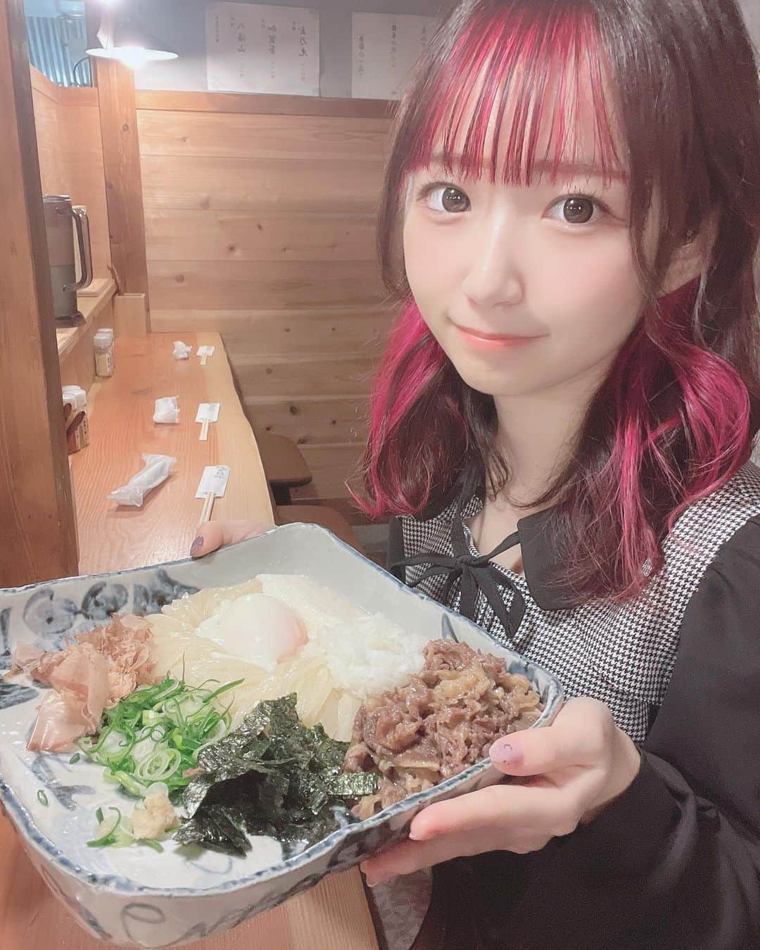 音井結衣さんのインスタグラム写真 - (音井結衣Instagram)「やっぱりうどんが1番大好きな食べ物です꒰⌯͒•·̫•⌯͒꒱❤︎.*  ♡萬田次郎 肉ぶっかけうどんにとろろと温玉追加トッピング♡ きよのんとおデートで行きました🎶 ✽.｡.:*・ﾟ ✽.｡.:*・ﾟ ✽.｡.:*・ﾟ ✽.｡.:* #新宿グルメ  #新宿  #うどん  #萬田次郎  #肉ぶっかけ  #グルメ  #ピンク髪  #ピンクインナー  #アイドル前髪 #shinjuku  #udon  #foodstagram  #アイドル #animegirl  #instagood  #likestagram  #uwu  #kawaiigirl  #kawaiifashion  #instadaily  #ootd #tiktok #tiktokers #tiktokjapan  #costume  #自撮り  #selfie  #daily」3月5日 21時00分 - otoi_yui_19